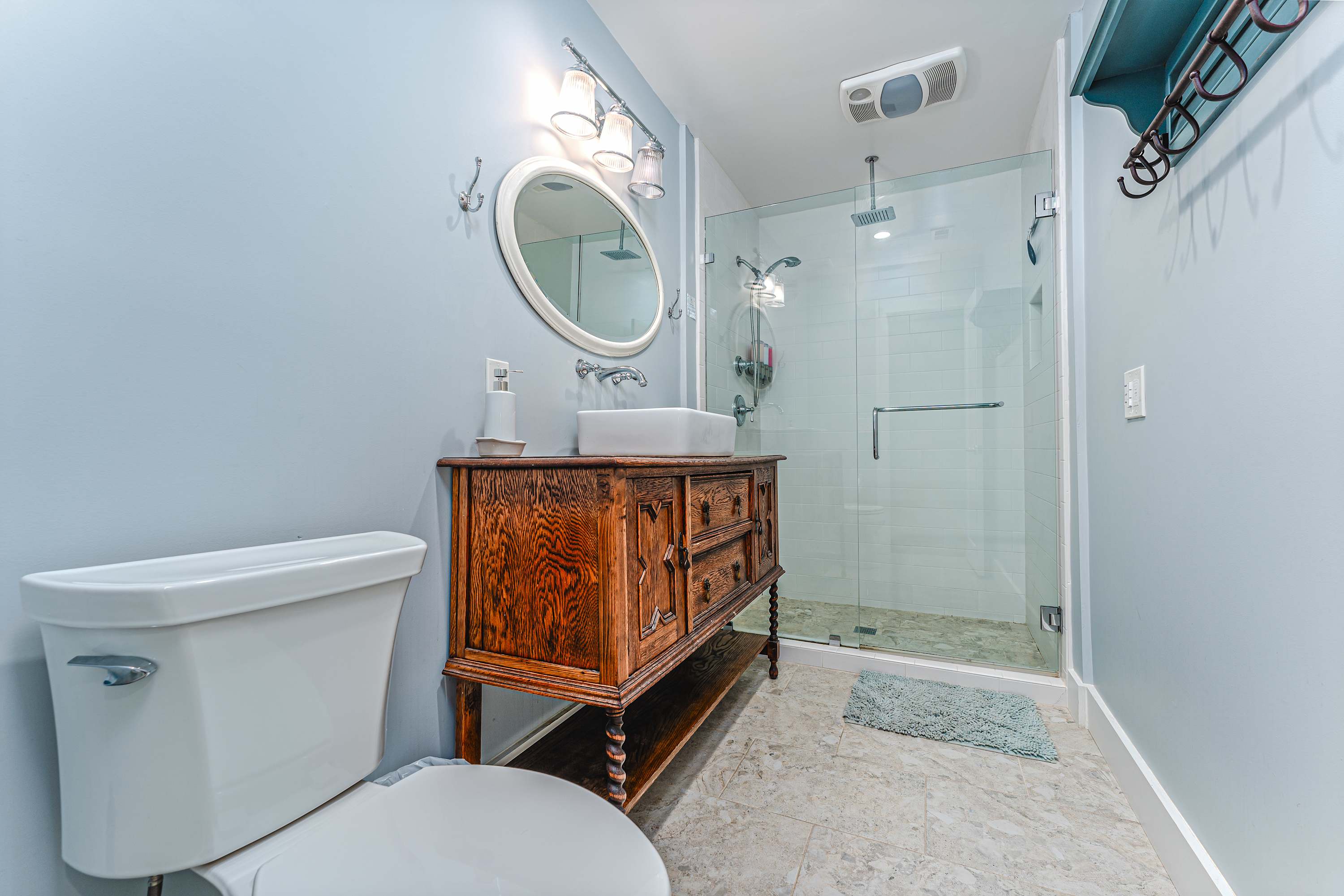 Beach house w/boardwalk, fire pit & putting green