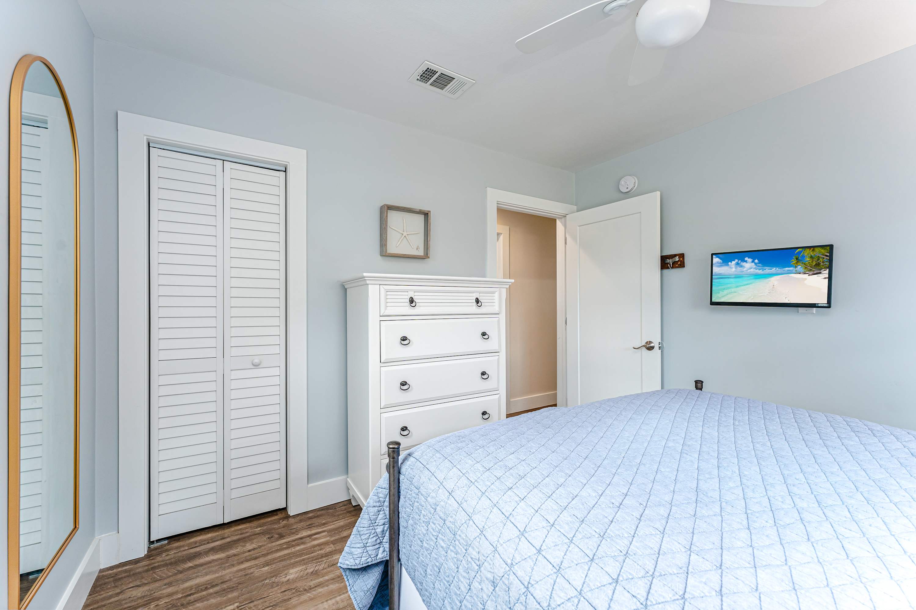 Beach house w/boardwalk, fire pit & putting green