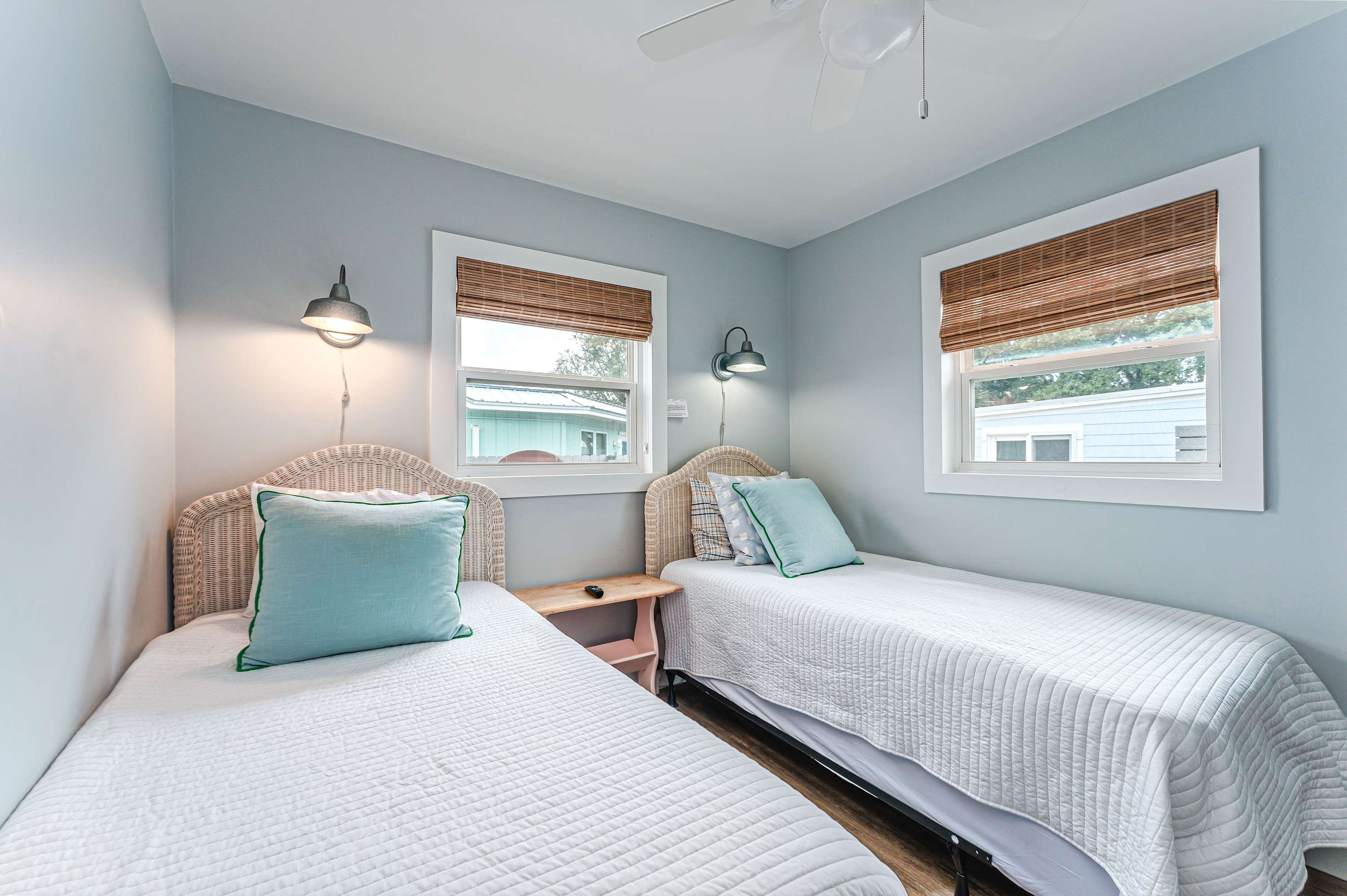 Beach house w/boardwalk, fire pit & putting green