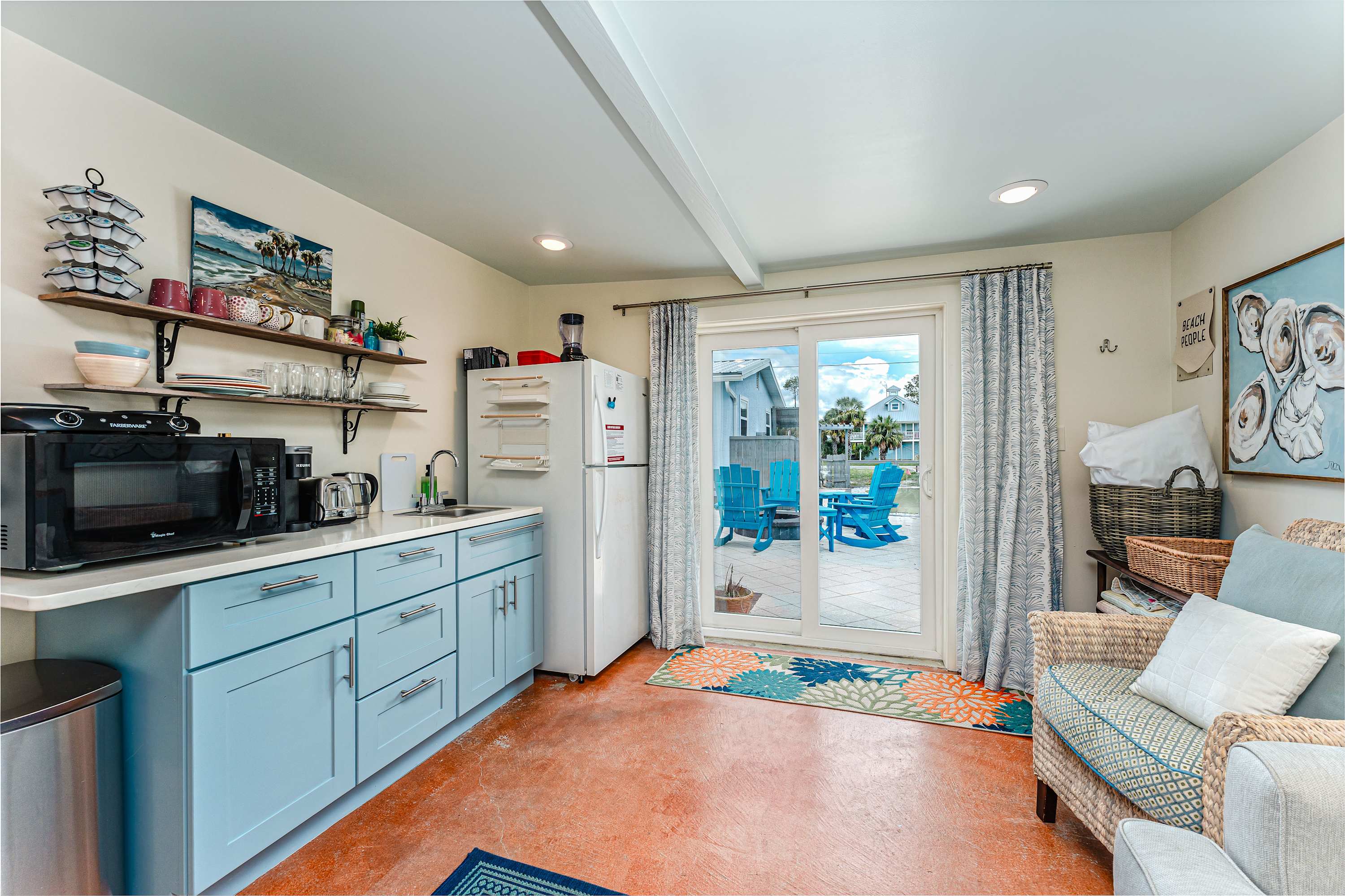 Beach house w/boardwalk, fire pit & putting green