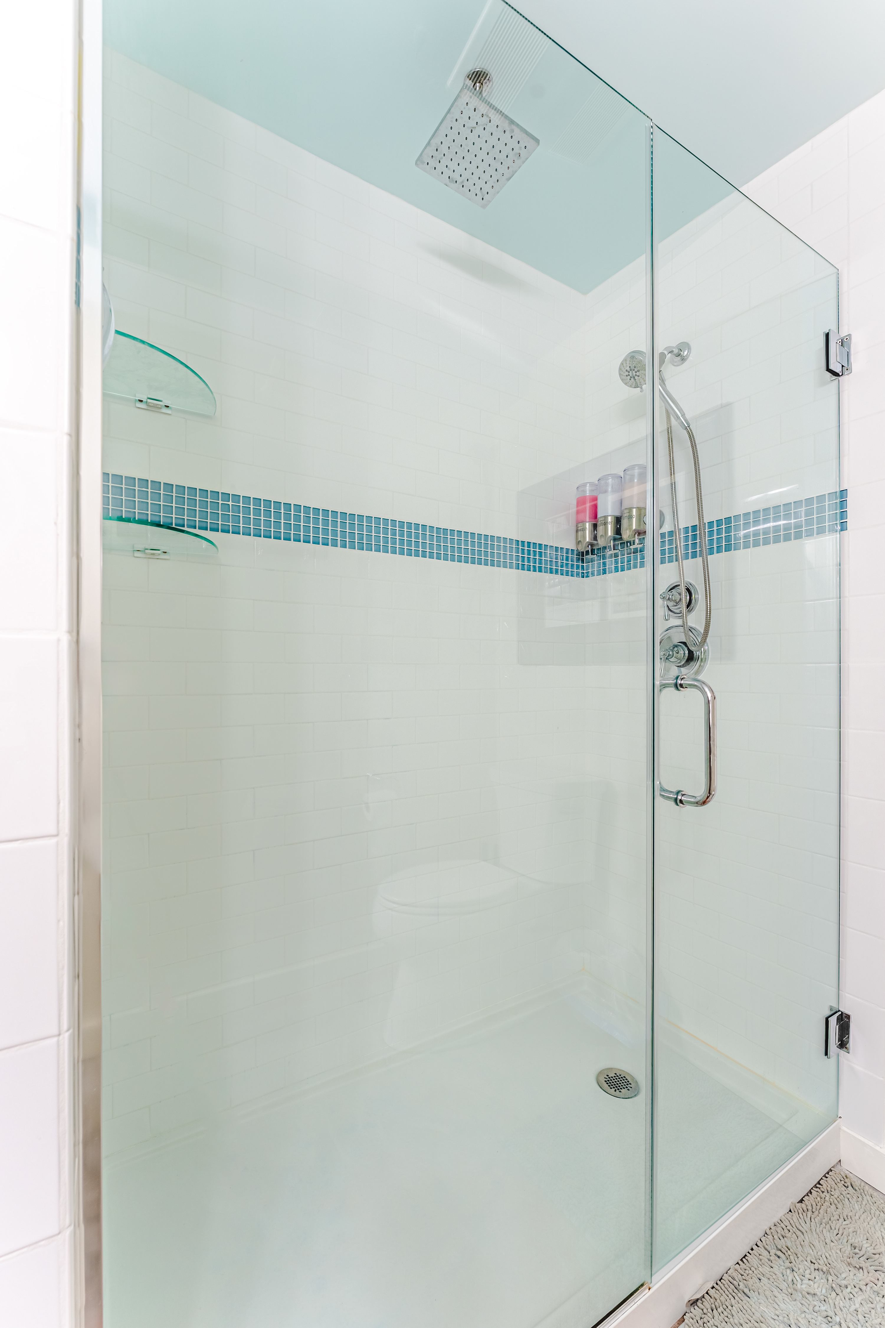 Beach house w/boardwalk, fire pit & putting green