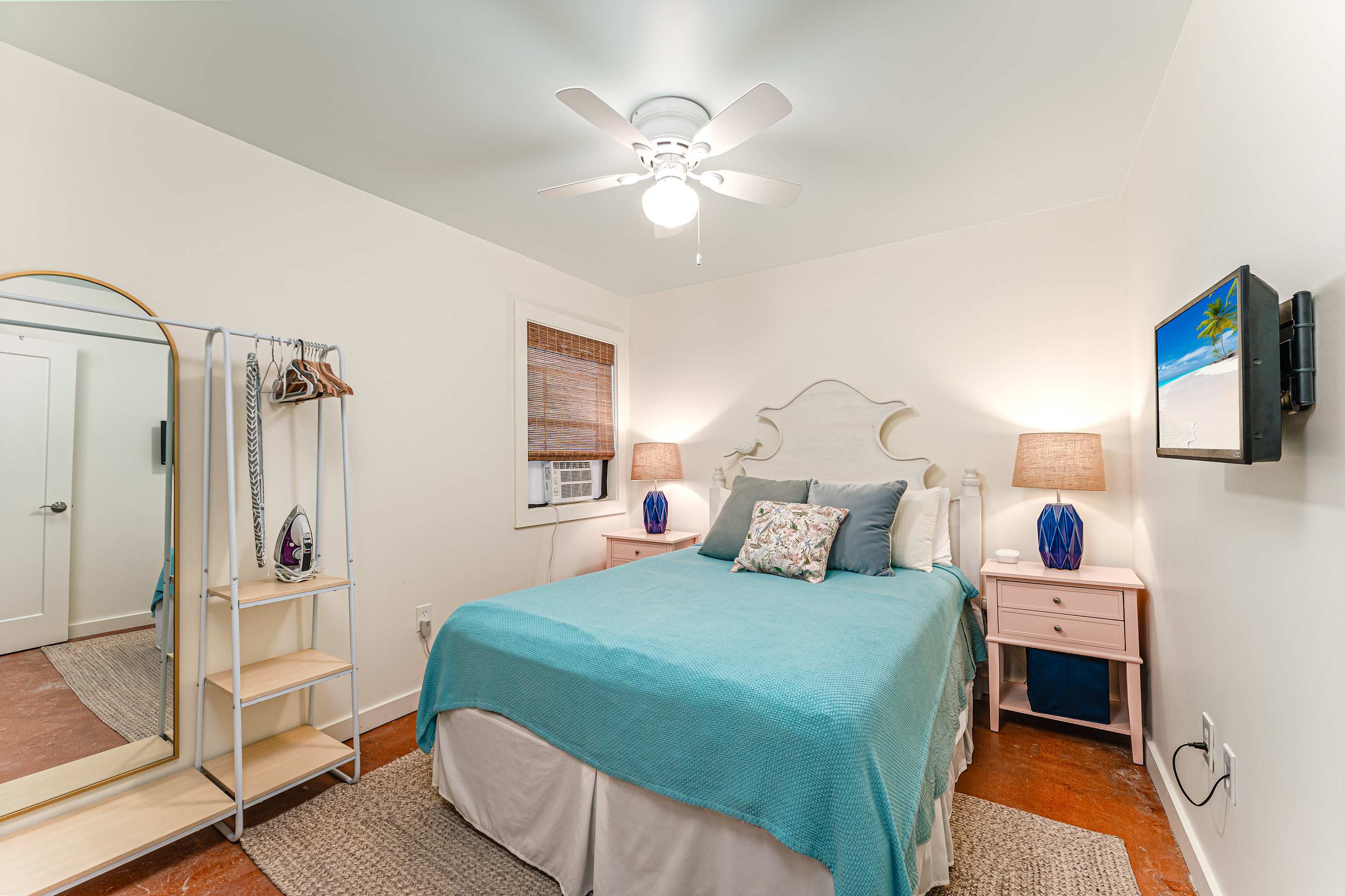 Beach house w/boardwalk, fire pit & putting green