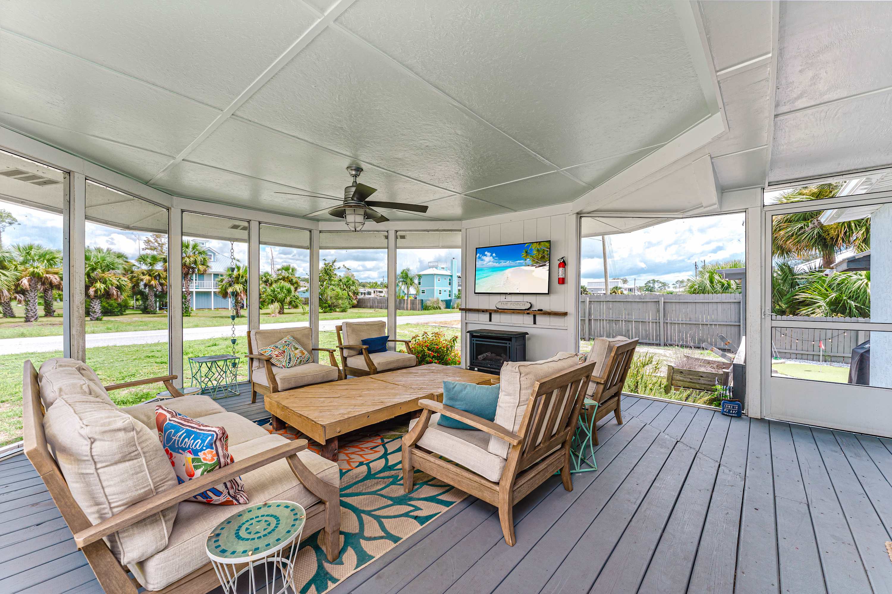 Beach house w/boardwalk, fire pit & putting green