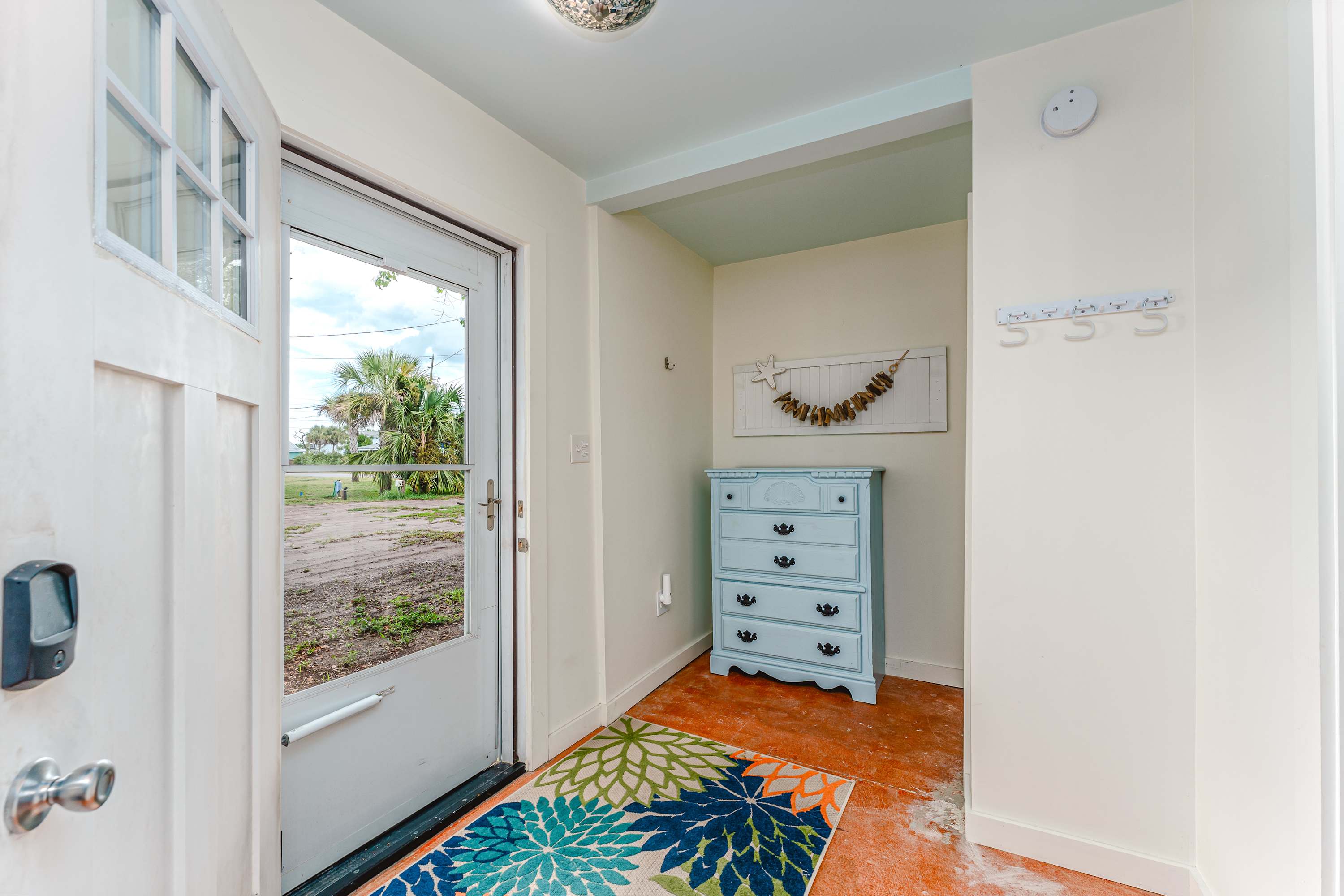 Beach house w/boardwalk, fire pit & putting green