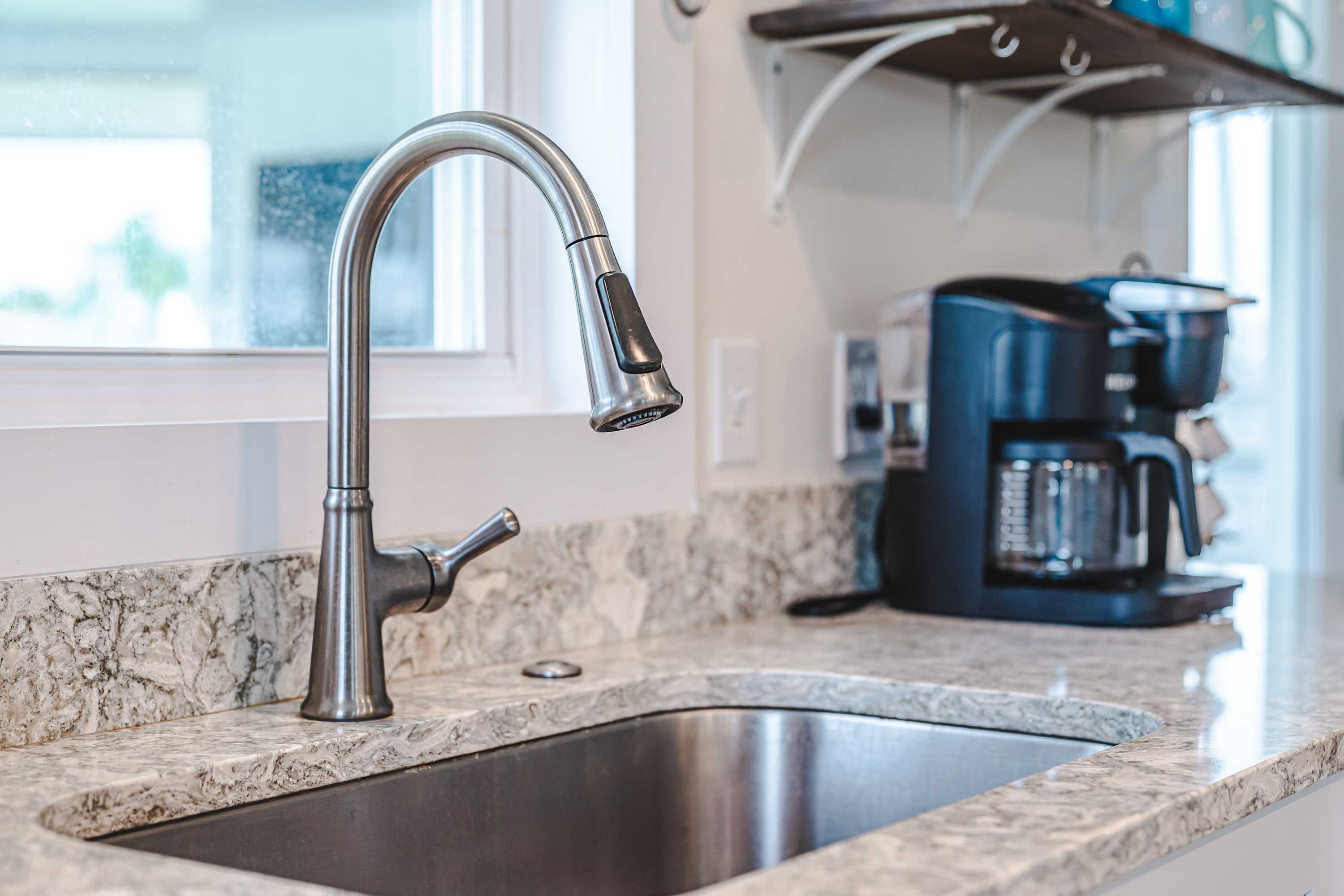 Beach house w/boardwalk, fire pit & putting green