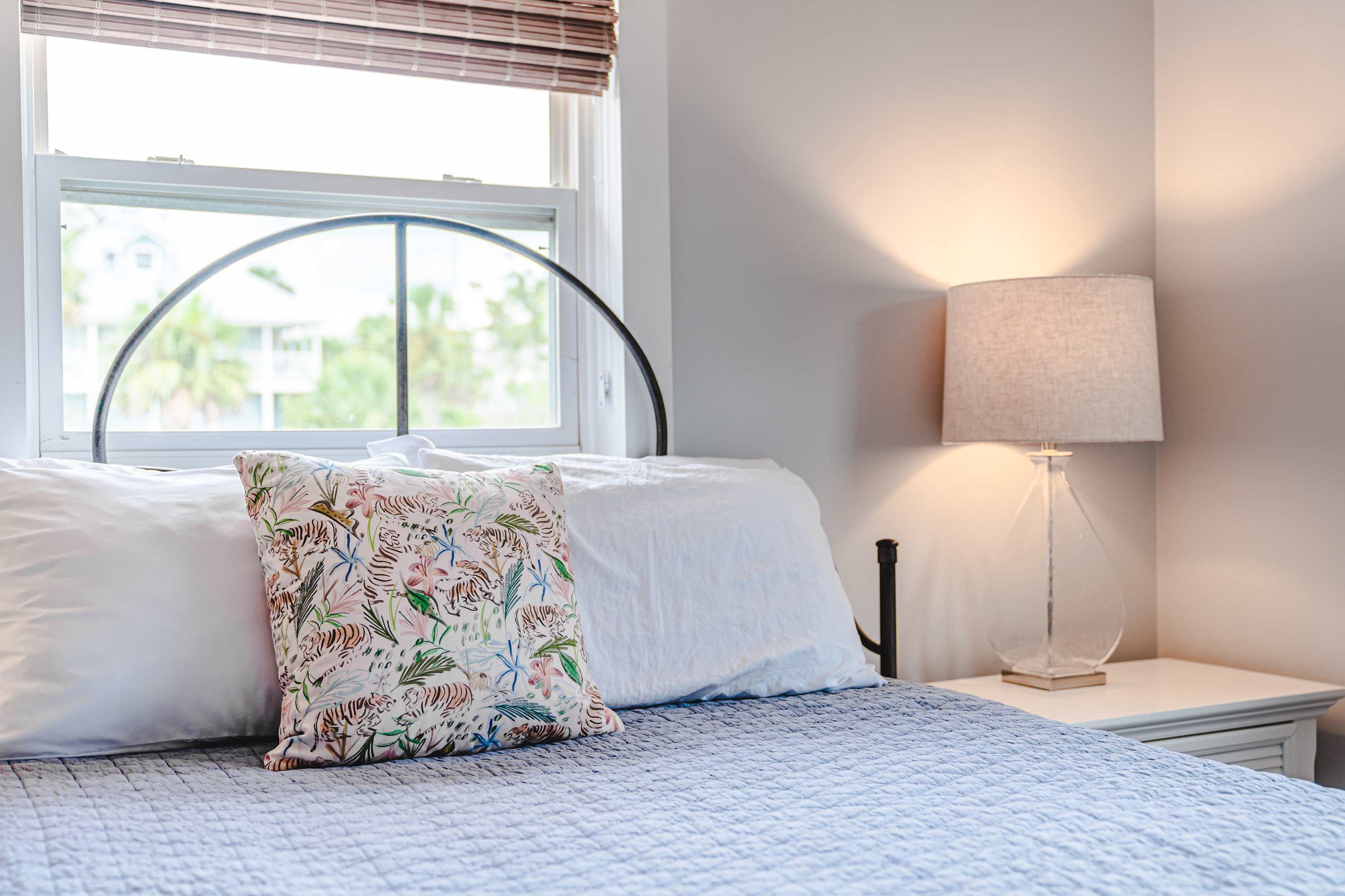 Beach house w/boardwalk, fire pit & putting green