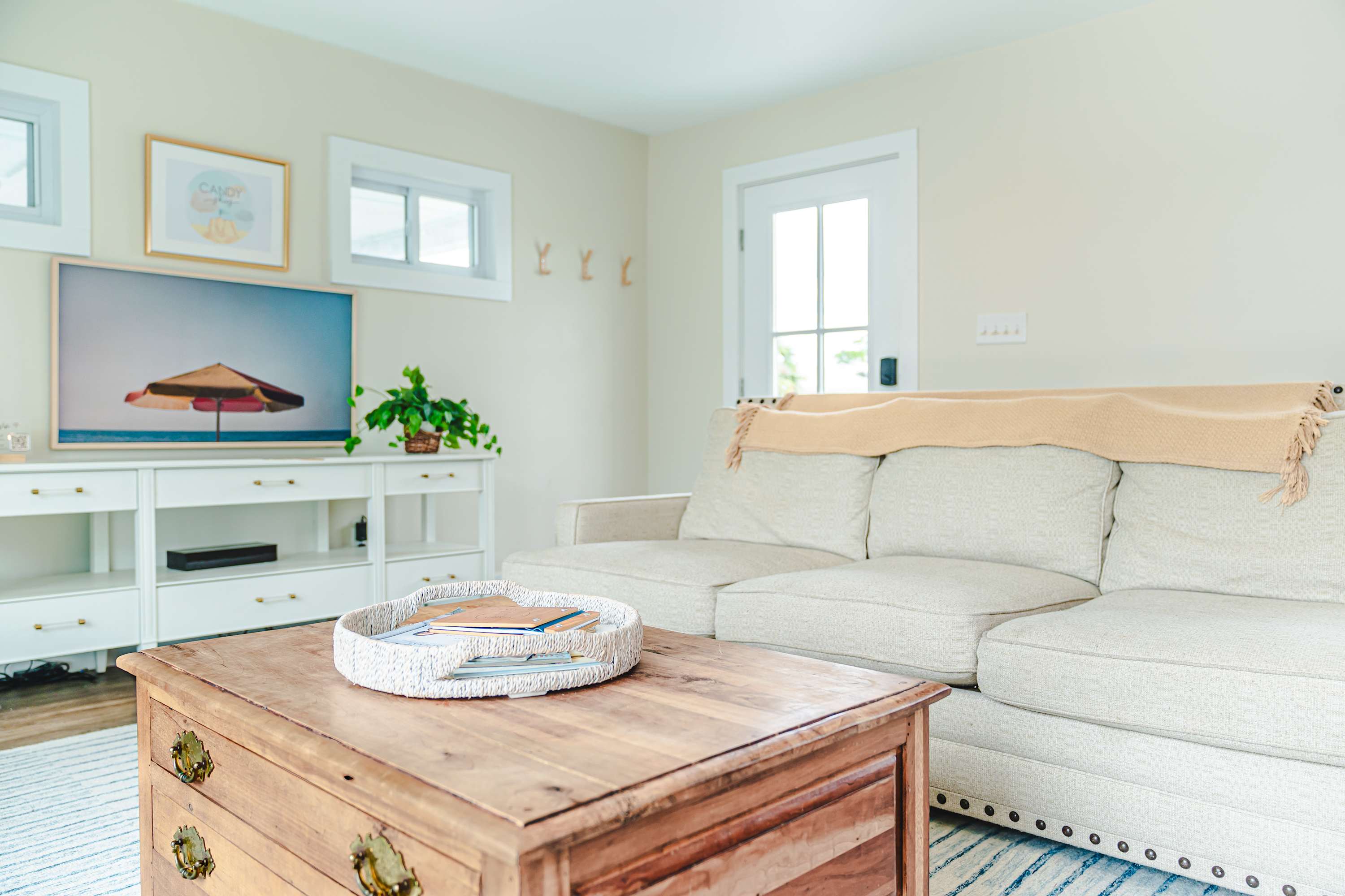 Beach house w/boardwalk, fire pit & putting green