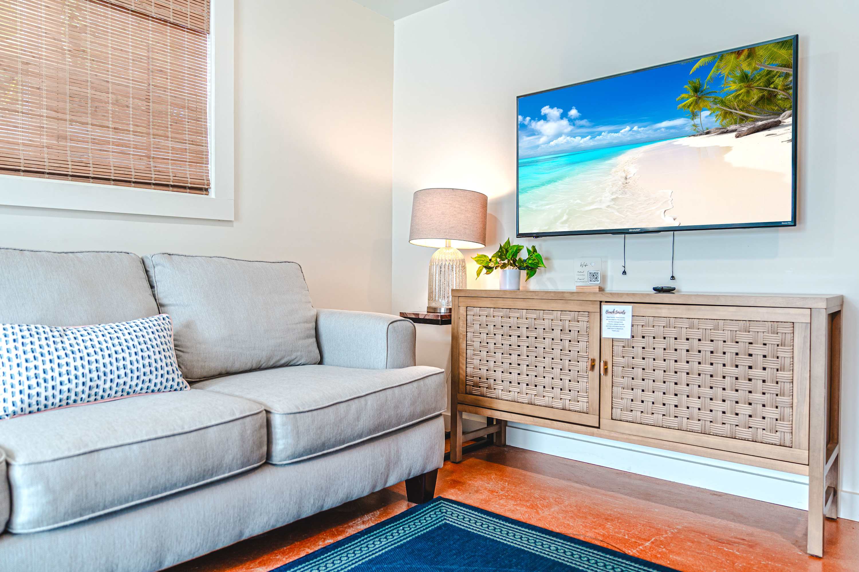 Beach house w/boardwalk, fire pit & putting green