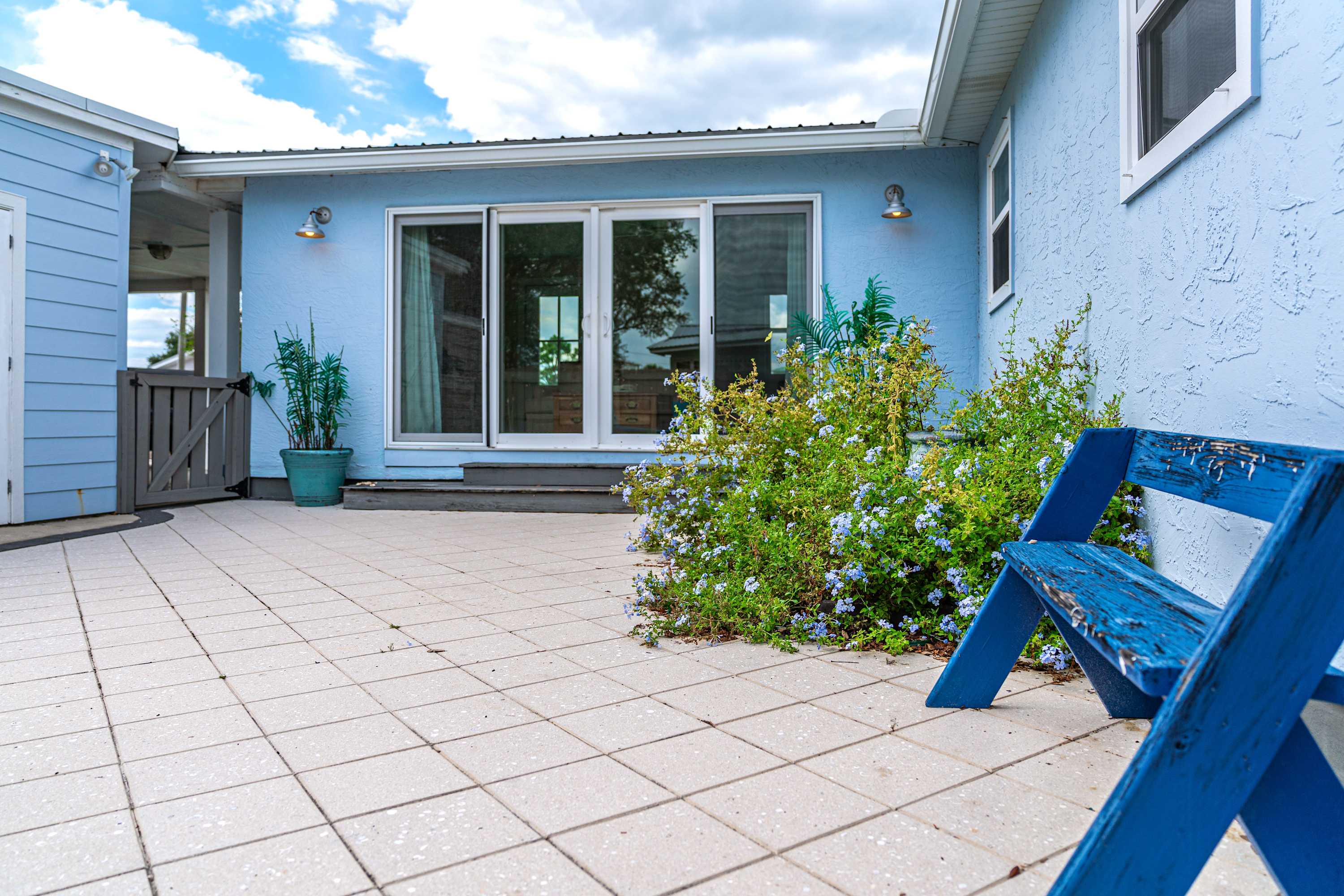 Beach house w/boardwalk, fire pit & putting green