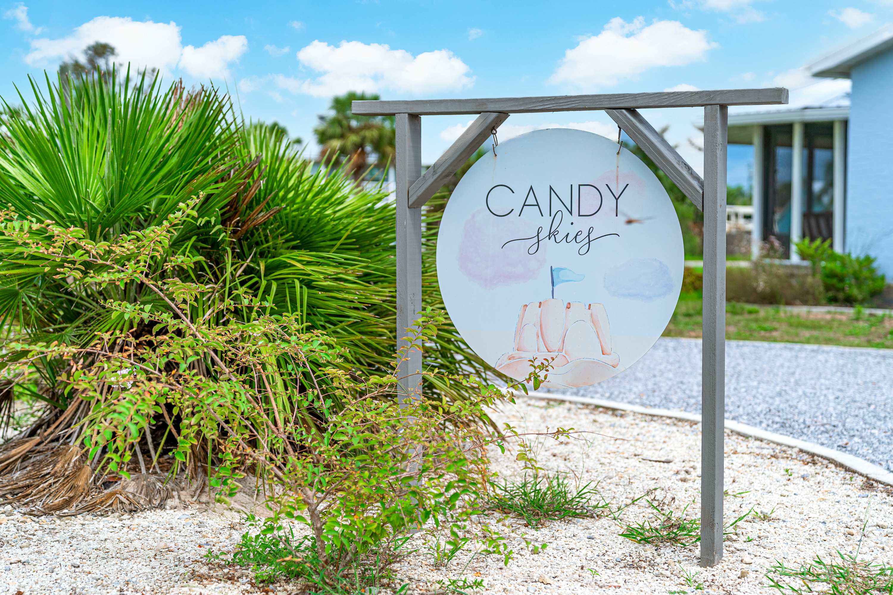 Beach house w/boardwalk, fire pit & putting green