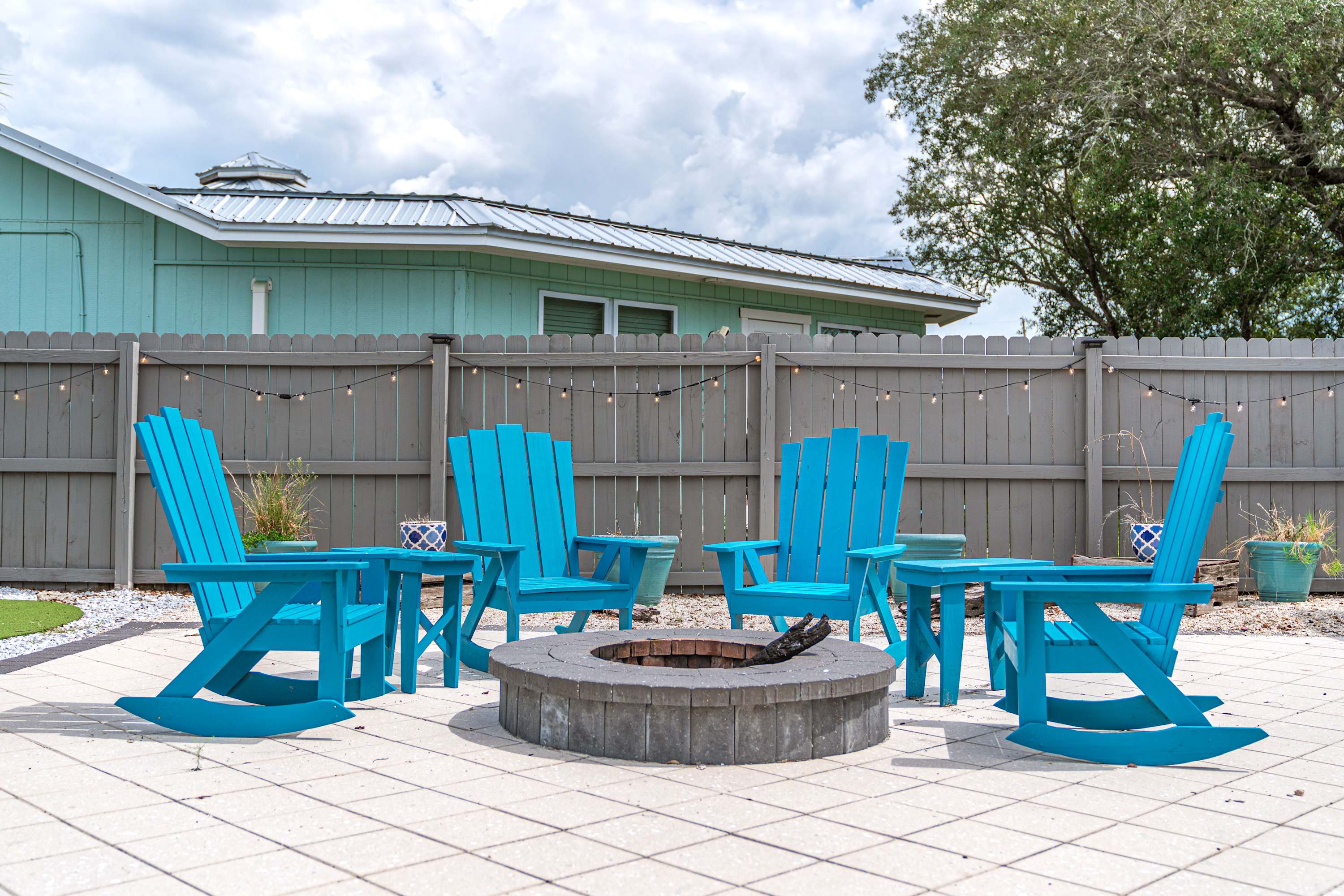 Beach house w/boardwalk, fire pit & putting green