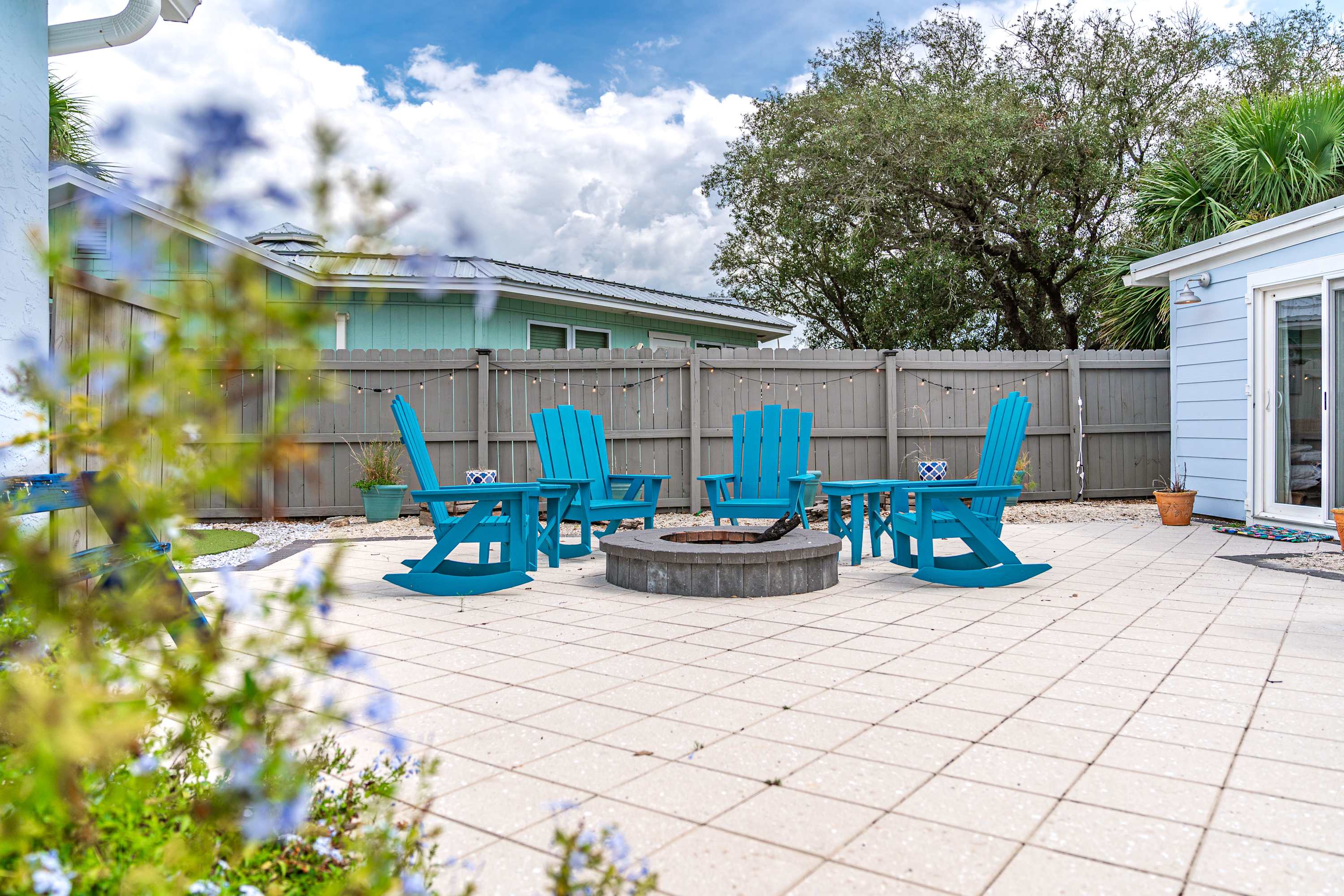 Beach house w/boardwalk, fire pit & putting green