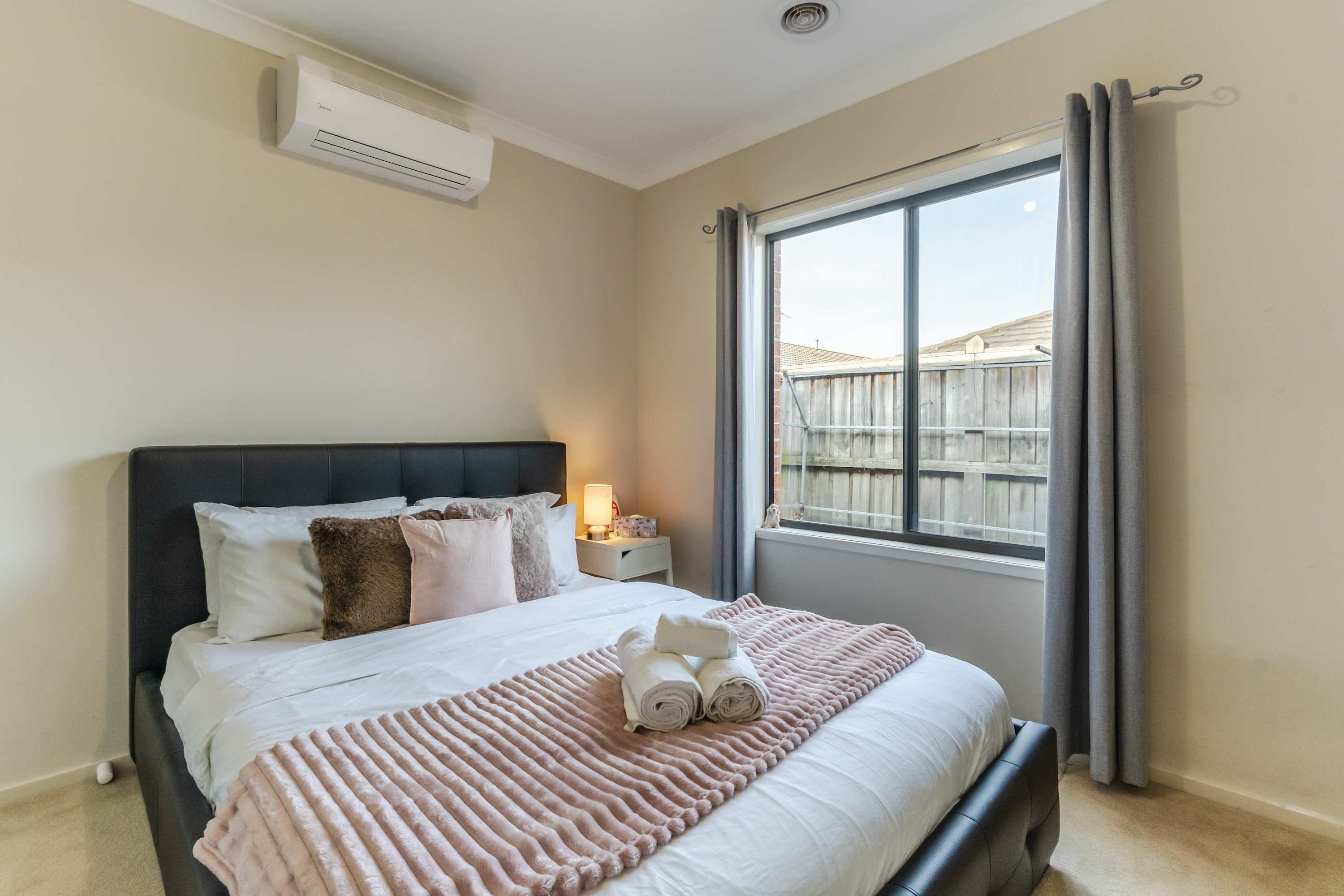 Cozy Queen Bedroom in Spacious Point Cook Home - Picture 1