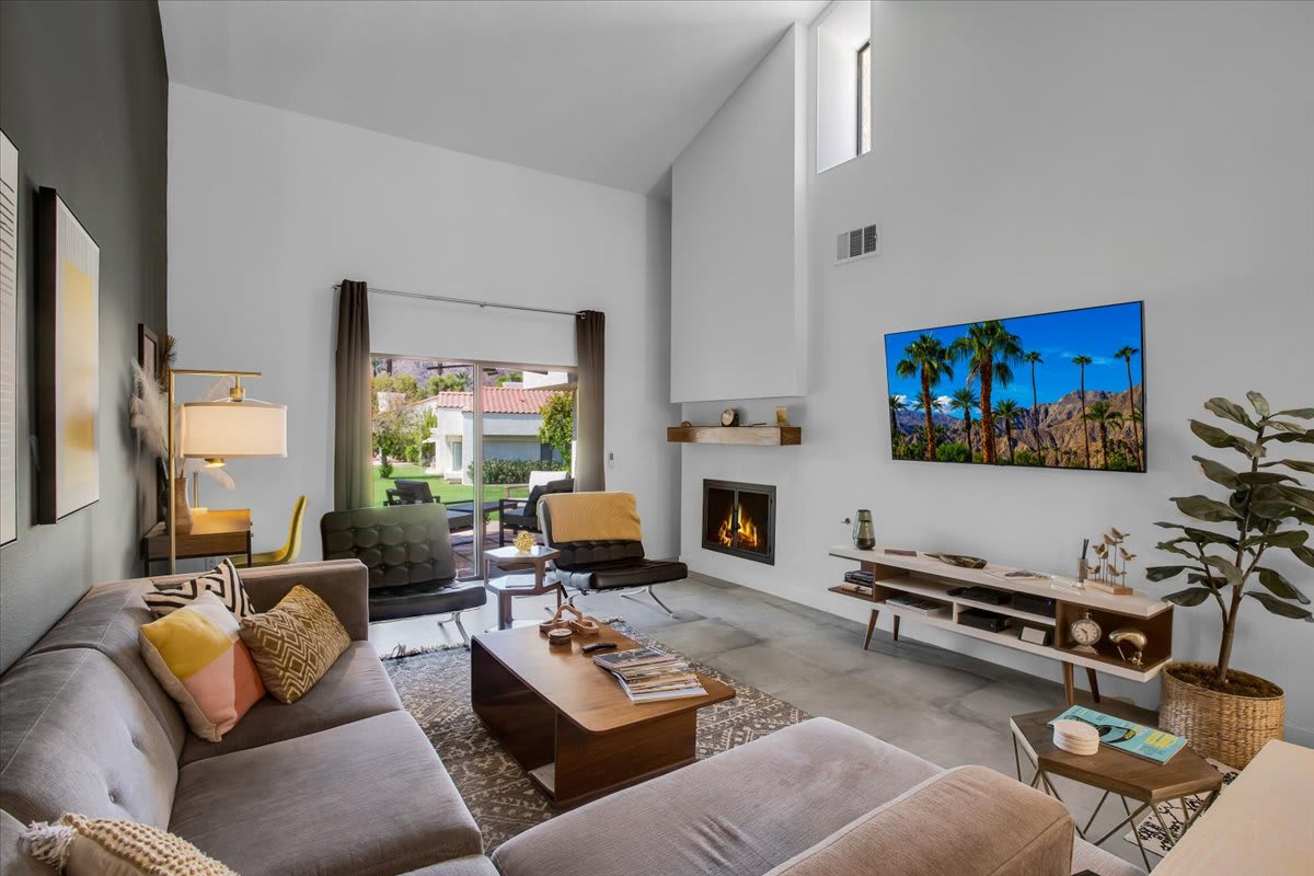 Modern 2BR Hacienda, Walk to LQ Resort! - Photo 3