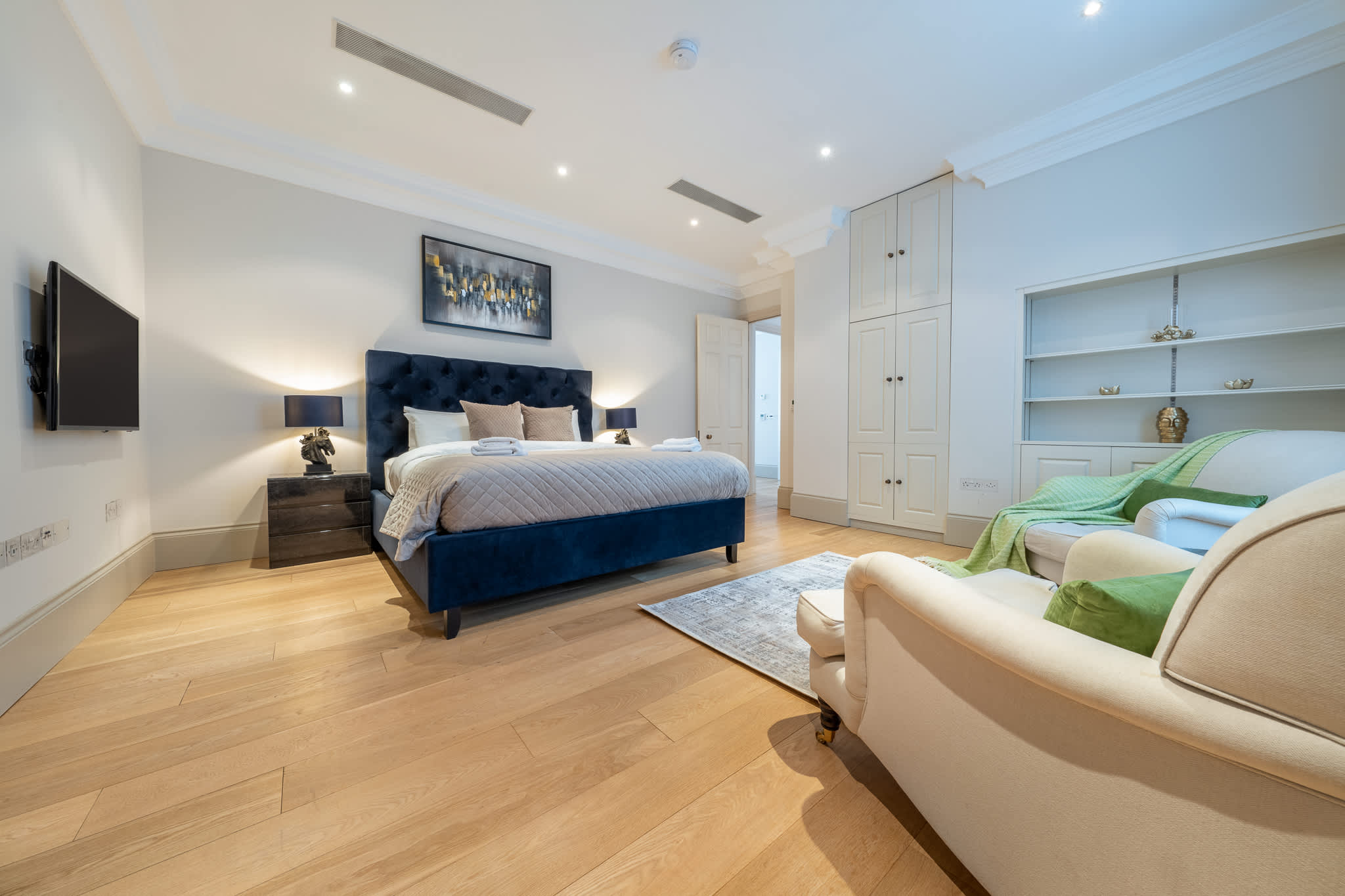 View Luxury 4-Bed Apartment in Mayfair in Hertford Street W1J 7SL Luxury 4-Bed Apartment in Mayfair in Hertford Street W1J 7SL - Property image 17 - VivreStays