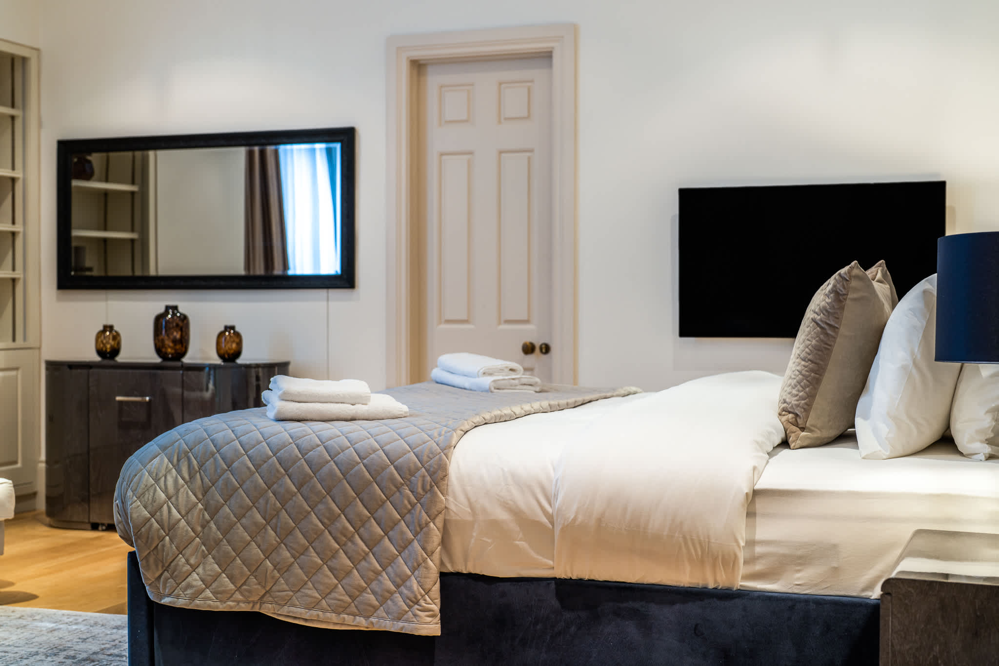 View Luxury 4-Bed Apartment in Mayfair in Hertford Street W1J 7SL Luxury 4-Bed Apartment in Mayfair in Hertford Street W1J 7SL - Property image 18 - VivreStays