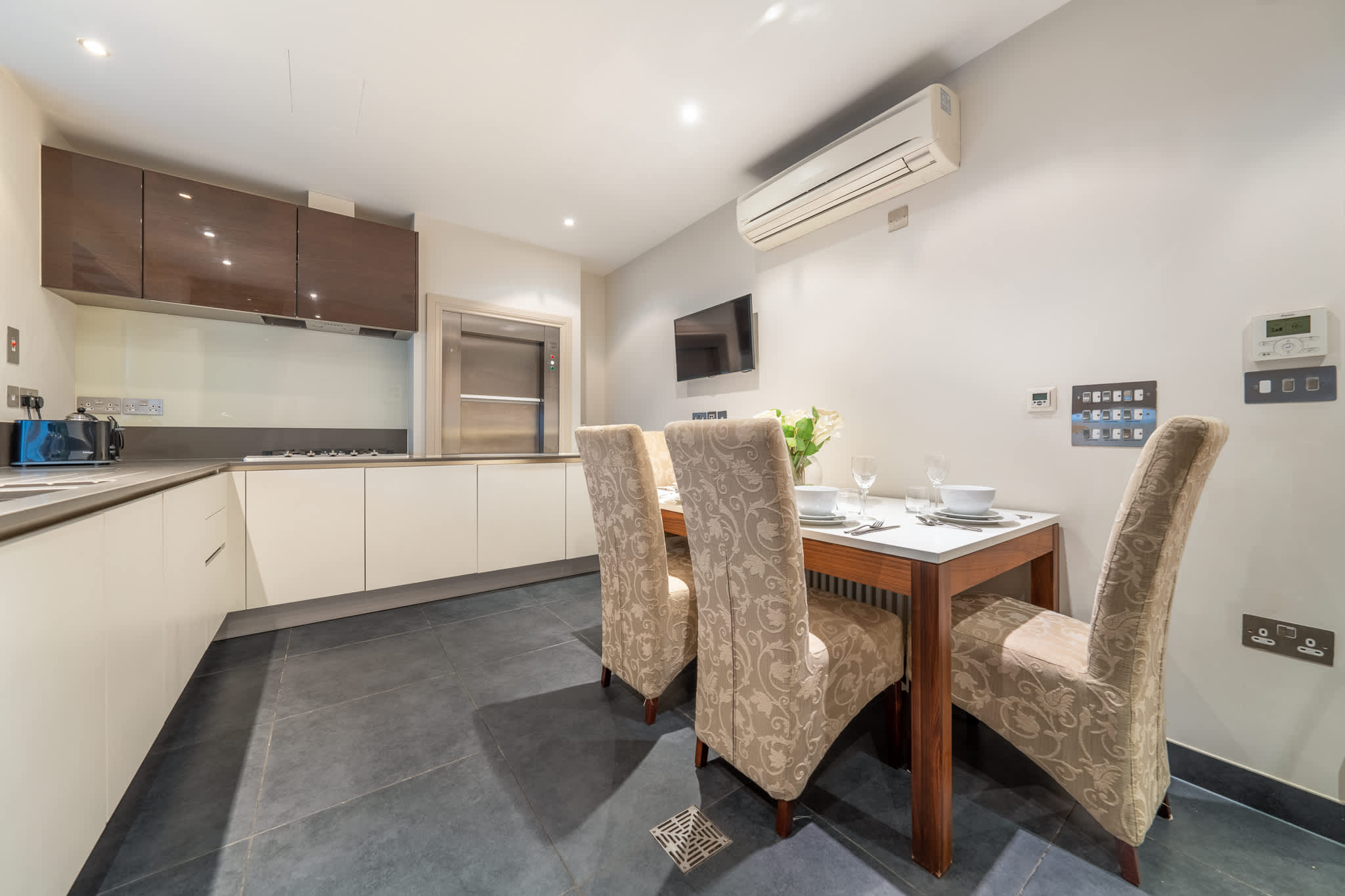 View Luxury 4-Bed Apartment in Mayfair in Hertford Street W1J 7SL Luxury 4-Bed Apartment in Mayfair in Hertford Street W1J 7SL - Property image 12 - VivreStays