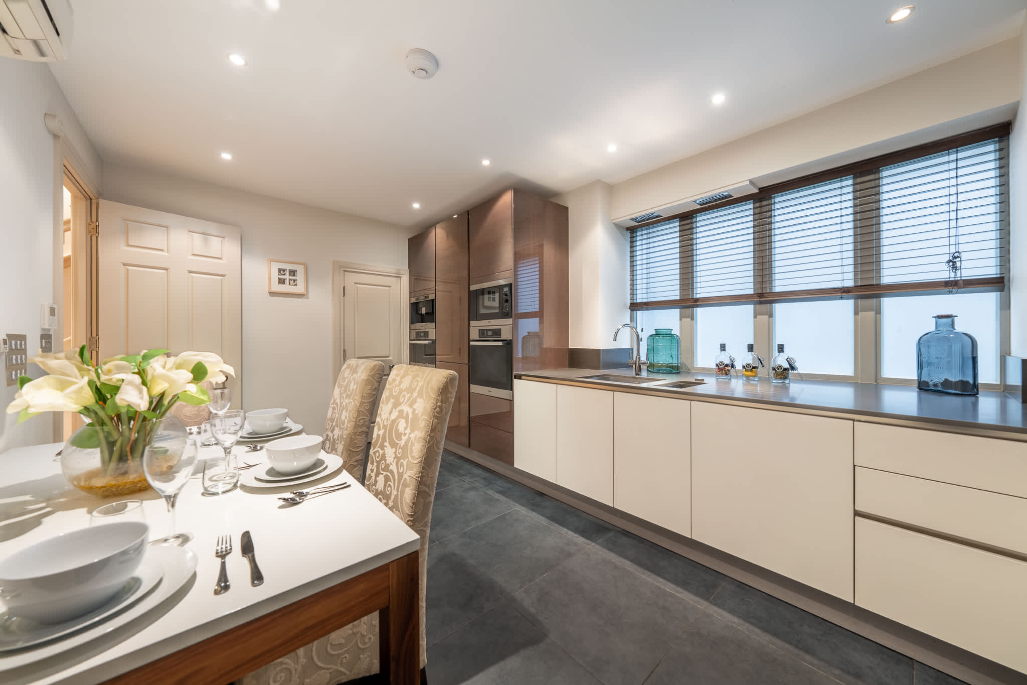 View Luxury 4-Bed Apartment in Mayfair in Hertford Street W1J 7SL Luxury 4-Bed Apartment in Mayfair in Hertford Street W1J 7SL - Property image 14 - VivreStays