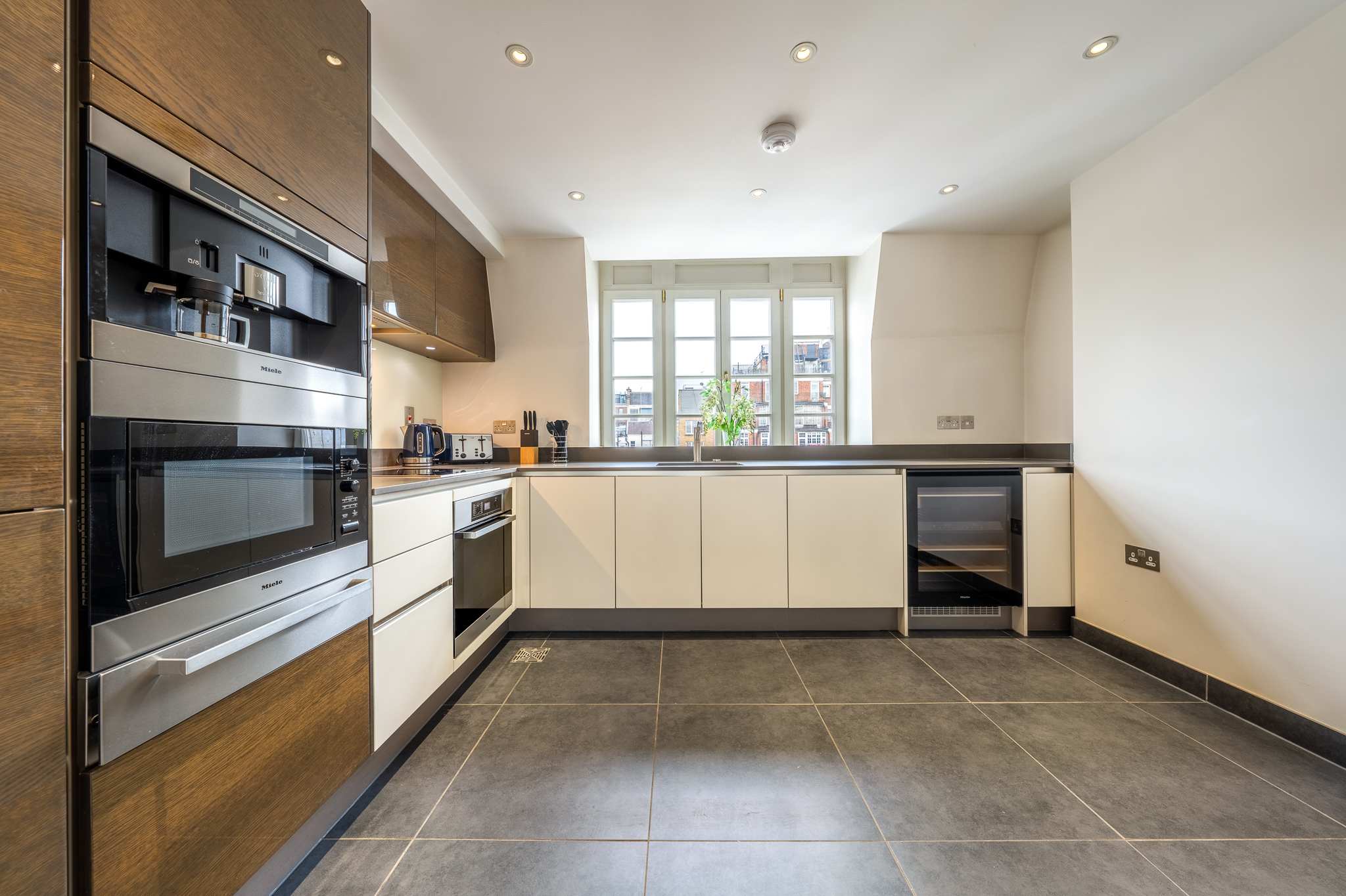 View Luxury Two-Bedroom Apt in Mayfair, London in Hertford Street W1J 7SL Luxury Two-Bedroom Apt in Mayfair, London in Hertford Street W1J 7SL - Property image 8 - VivreStays