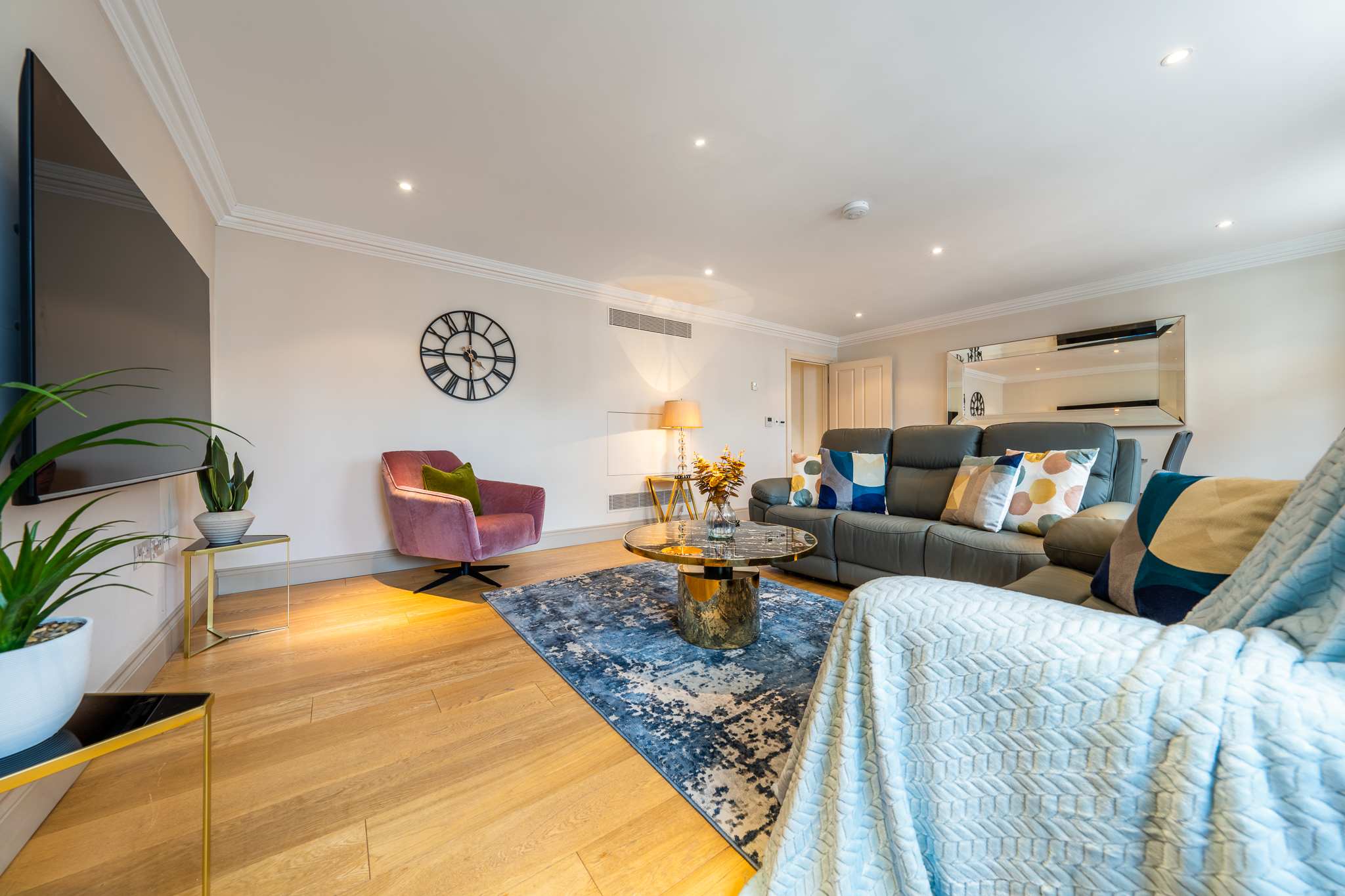 View Luxury Two-Bedroom Apt in Mayfair, London in Hertford Street W1J 7SL Luxury Two-Bedroom Apt in Mayfair, London in Hertford Street W1J 7SL - Property image 12 - VivreStays