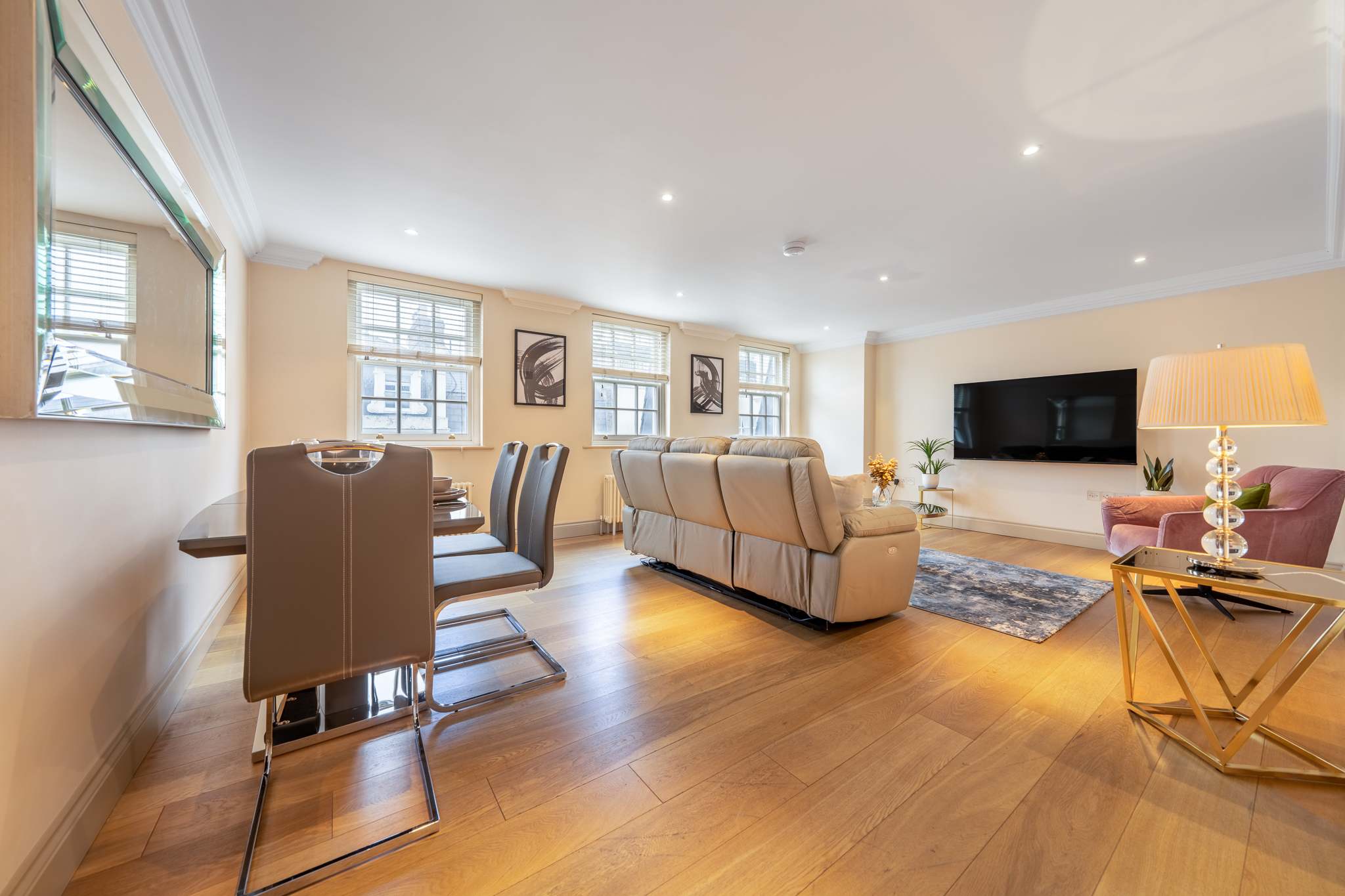View Luxury Two-Bedroom Apt in Mayfair, London in Hertford Street W1J 7SL Luxury Two-Bedroom Apt in Mayfair, London in Hertford Street W1J 7SL - Property image 11 - VivreStays