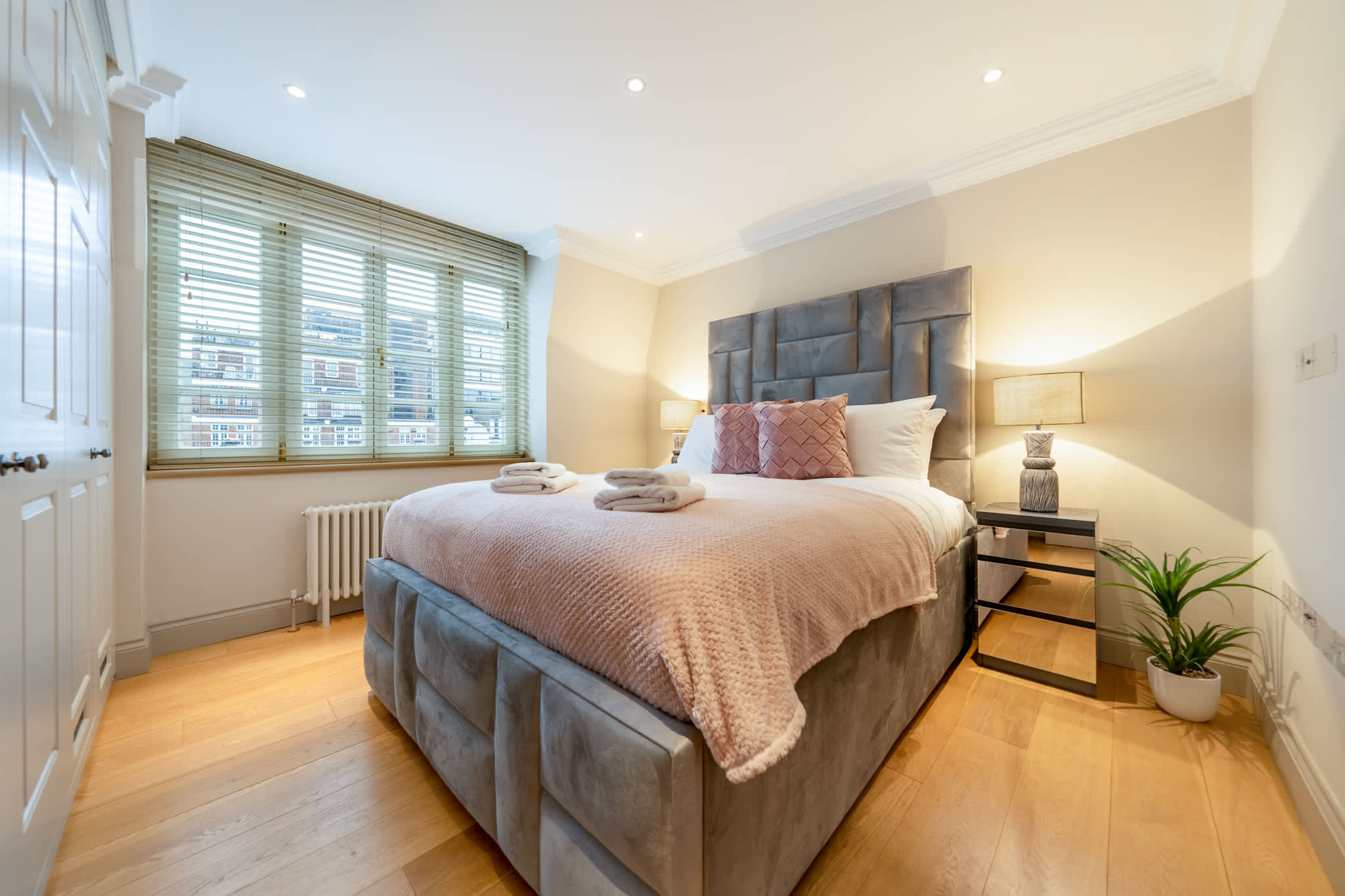 View Luxury Two-Bedroom Apt in Mayfair, London in Hertford Street W1J 7SL Luxury Two-Bedroom Apt in Mayfair, London in Hertford Street W1J 7SL - Property image 13 - VivreStays