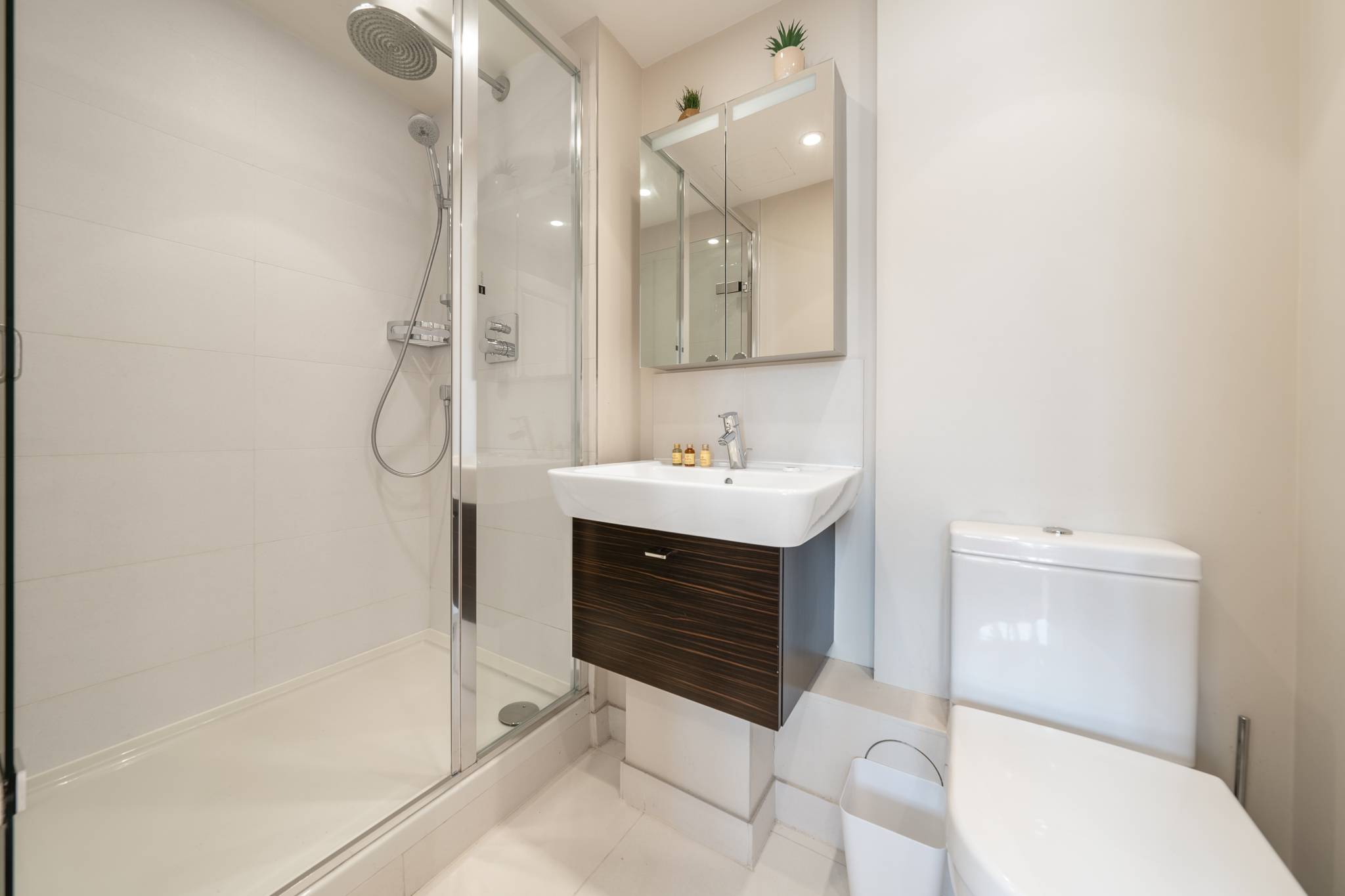View Luxury Two-Bedroom Apt in Mayfair, London in Hertford Street W1J 7SL Luxury Two-Bedroom Apt in Mayfair, London in Hertford Street W1J 7SL - Property image 14 - VivreStays