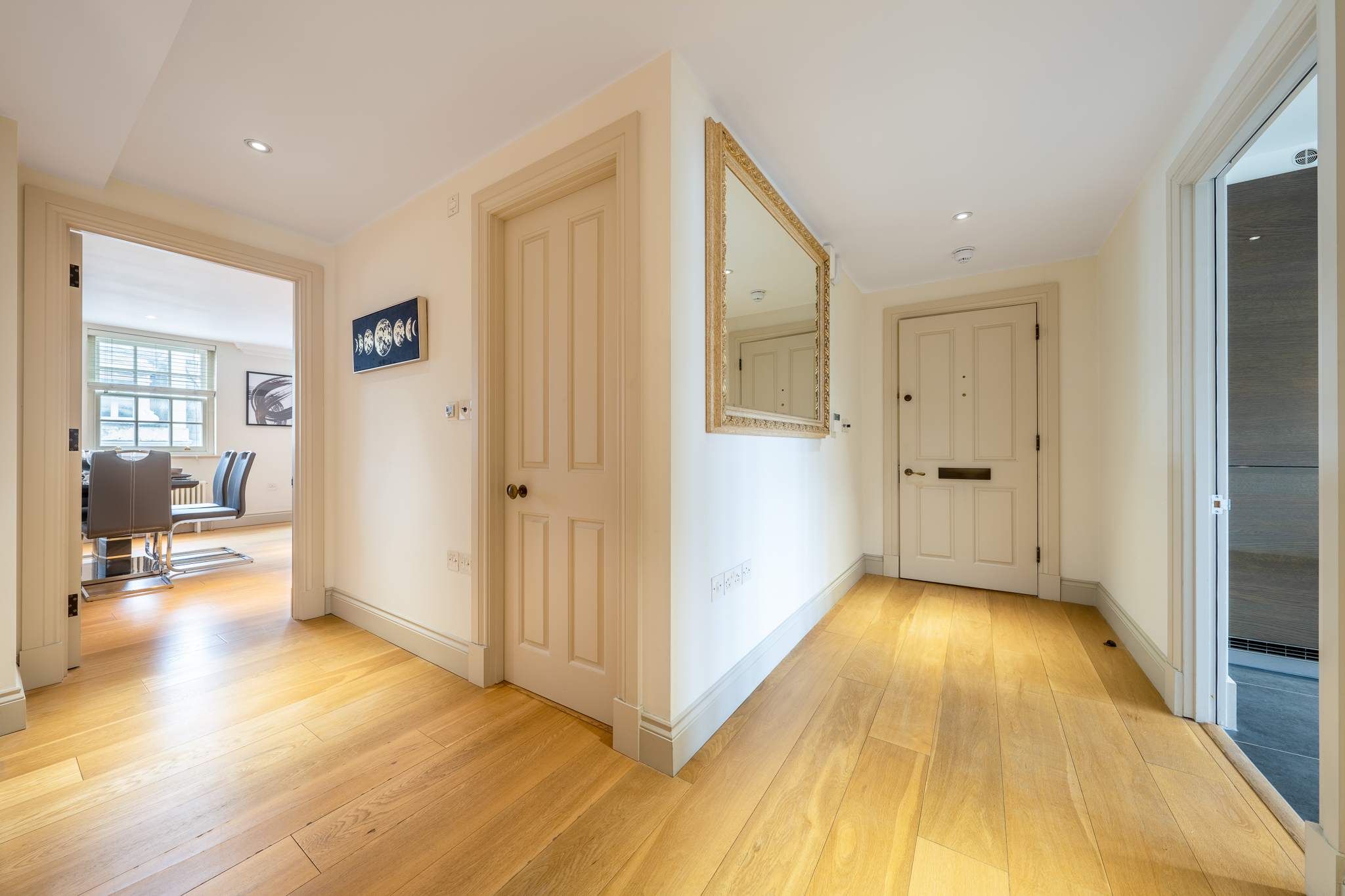 View Luxury Two-Bedroom Apt in Mayfair, London in Hertford Street W1J 7SL Luxury Two-Bedroom Apt in Mayfair, London in Hertford Street W1J 7SL - Property image 15 - VivreStays