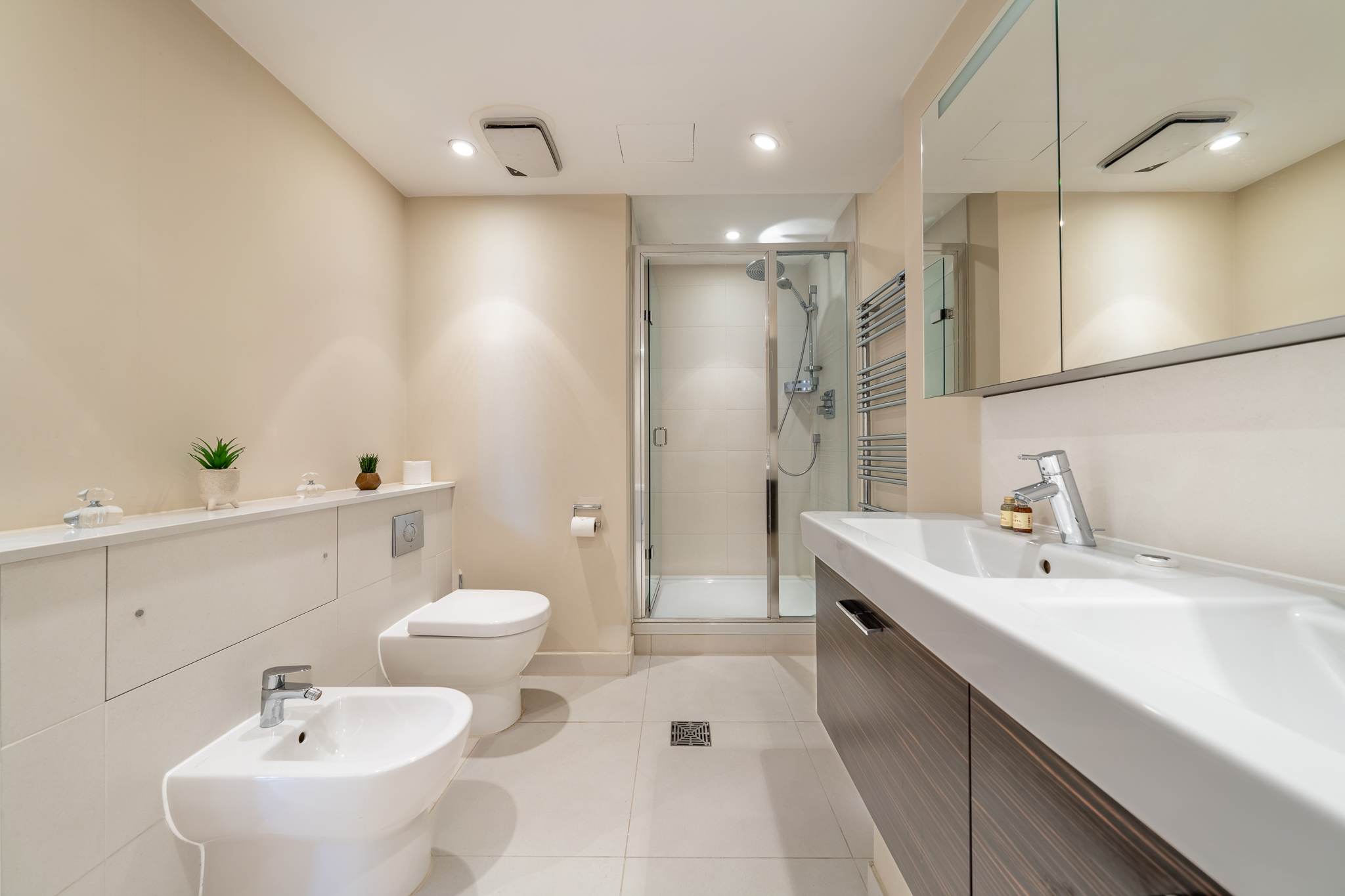 View Luxury Two-Bedroom Apt in Mayfair, London in Hertford Street W1J 7SL Luxury Two-Bedroom Apt in Mayfair, London in Hertford Street W1J 7SL - Property image 16 - VivreStays