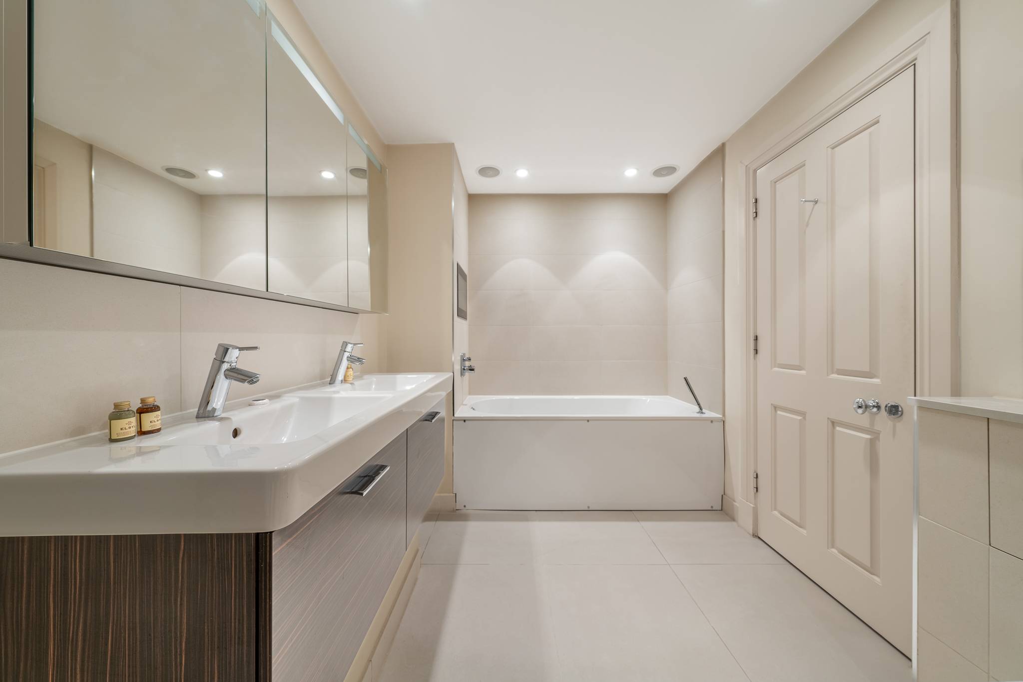 View Luxury Two-Bedroom Apt in Mayfair, London in Hertford Street W1J 7SL Luxury Two-Bedroom Apt in Mayfair, London in Hertford Street W1J 7SL - Property image 17 - VivreStays