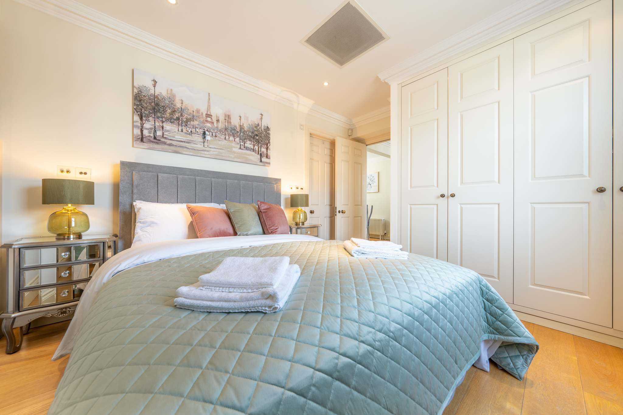 View Luxury Mayfair Apartment Near Hyde Park in Hertford Street W1J Luxury Mayfair Apartment Near Hyde Park in Hertford Street W1J - Property image 2 - VivreStays