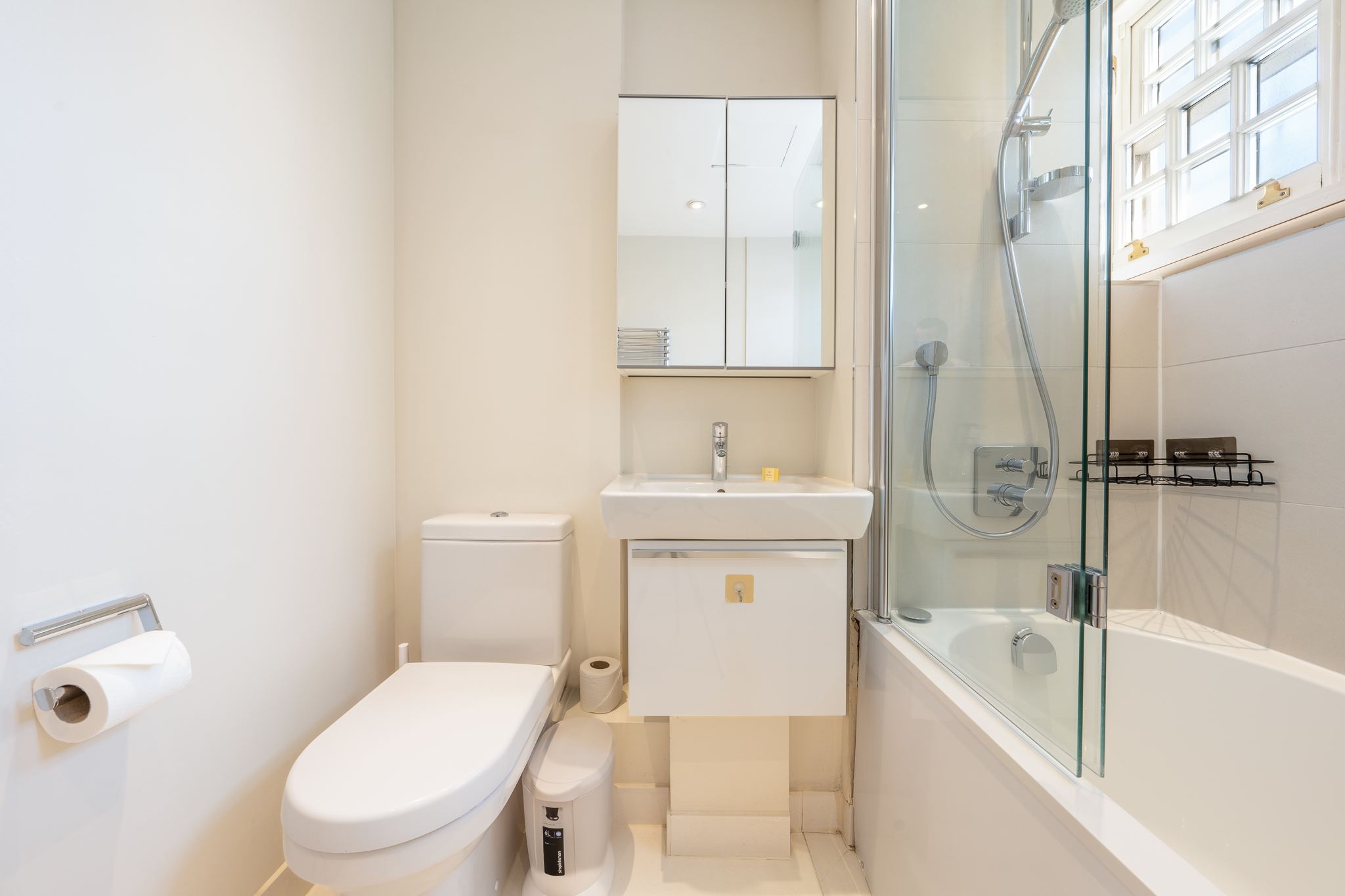 View Luxury Mayfair Apartment Near Hyde Park in Hertford Street W1J Luxury Mayfair Apartment Near Hyde Park in Hertford Street W1J - Property image 5 - VivreStays