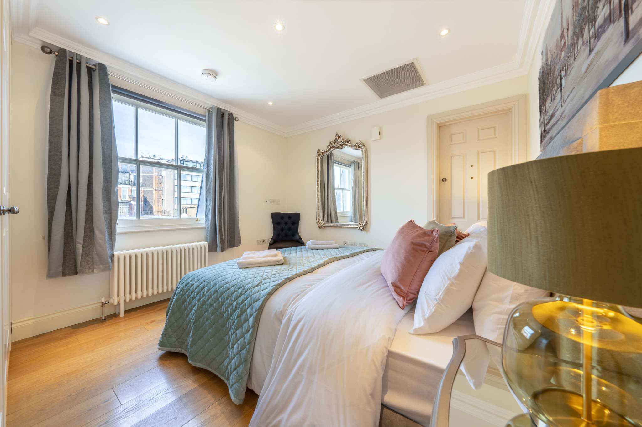 View Luxury Mayfair Apartment Near Hyde Park in Hertford Street W1J Luxury Mayfair Apartment Near Hyde Park in Hertford Street W1J - Property image 4 - VivreStays