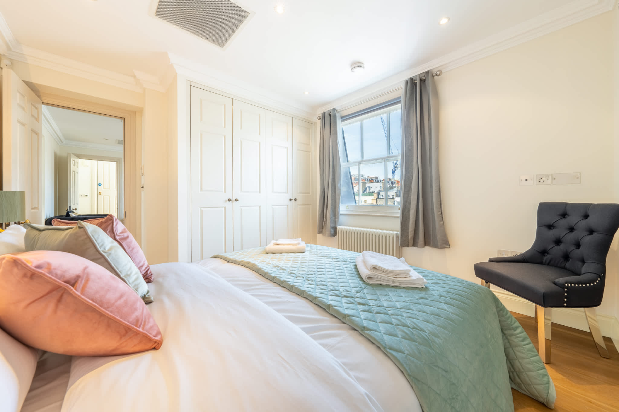 View Luxury Mayfair Apartment Near Hyde Park in Hertford Street W1J Luxury Mayfair Apartment Near Hyde Park in Hertford Street W1J - Property image 3 - VivreStays