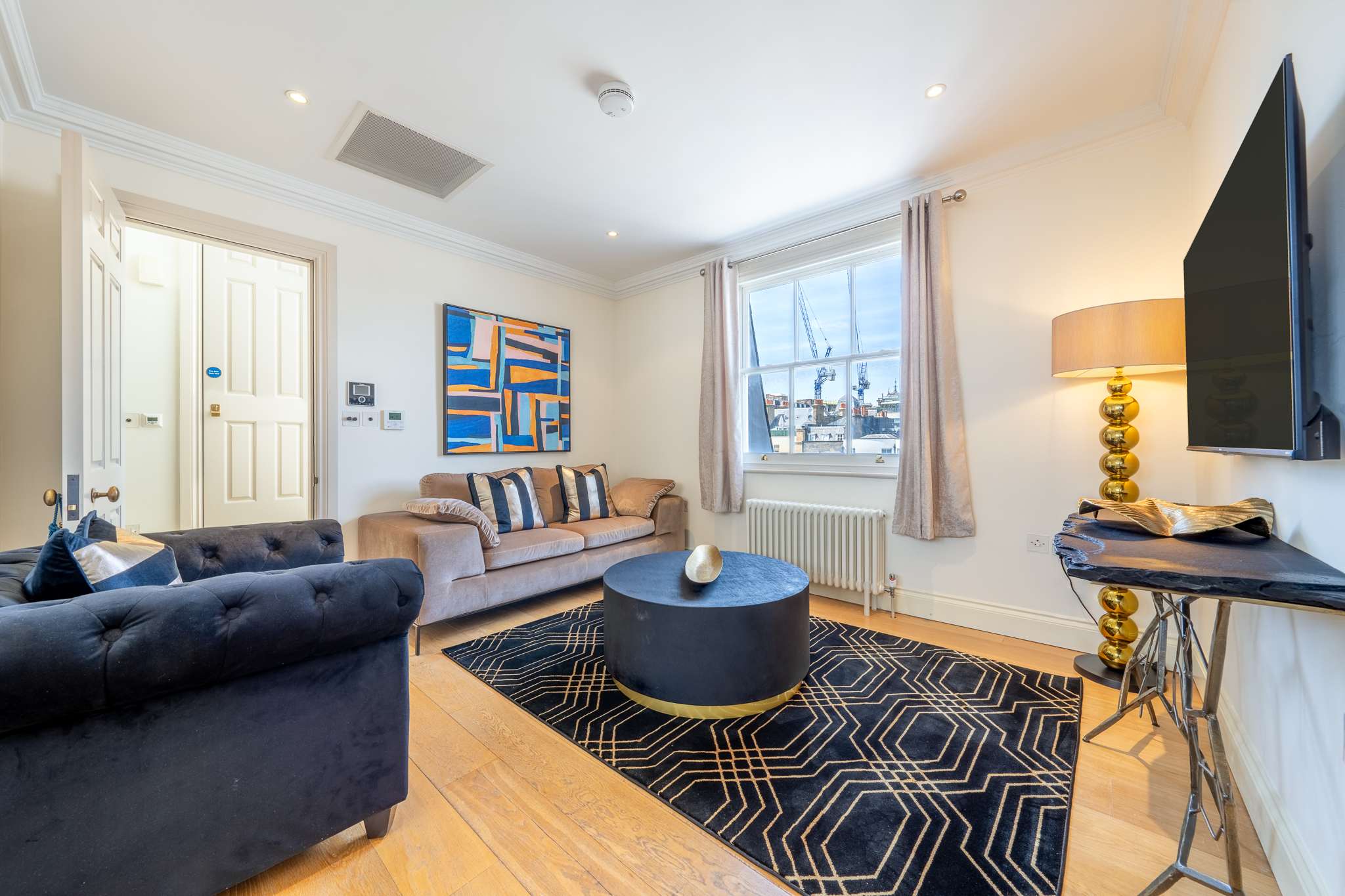View Luxury Mayfair Apartment Near Hyde Park in Hertford Street W1J Luxury Mayfair Apartment Near Hyde Park in Hertford Street W1J - Property image 6 - VivreStays