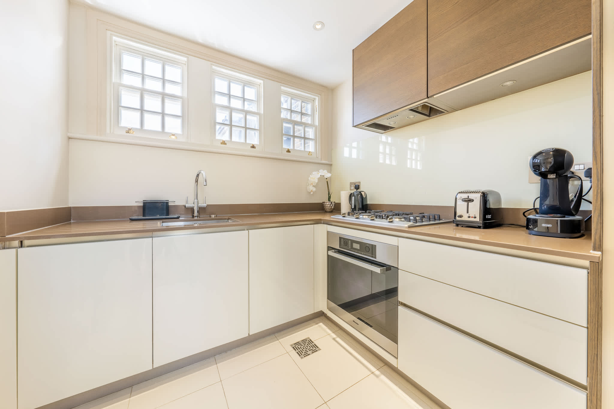 View Luxury Mayfair Apartment Near Hyde Park in Hertford Street W1J Luxury Mayfair Apartment Near Hyde Park in Hertford Street W1J - Property image 10 - VivreStays