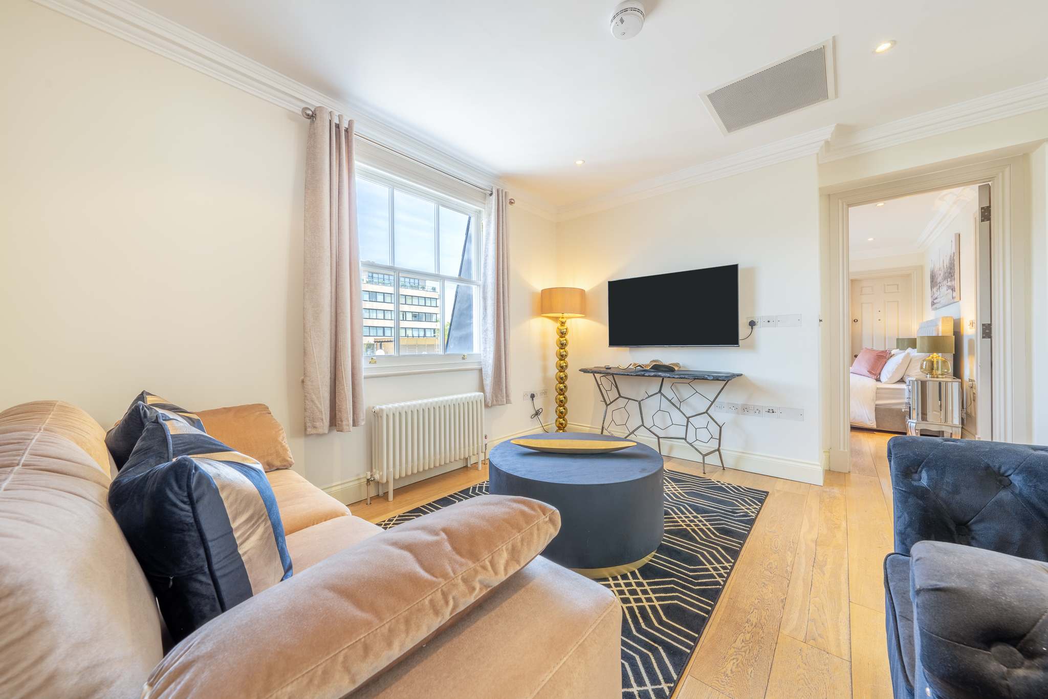 View Luxury Mayfair Apartment Near Hyde Park in Hertford Street W1J Luxury Mayfair Apartment Near Hyde Park in Hertford Street W1J - Property image 7 - VivreStays