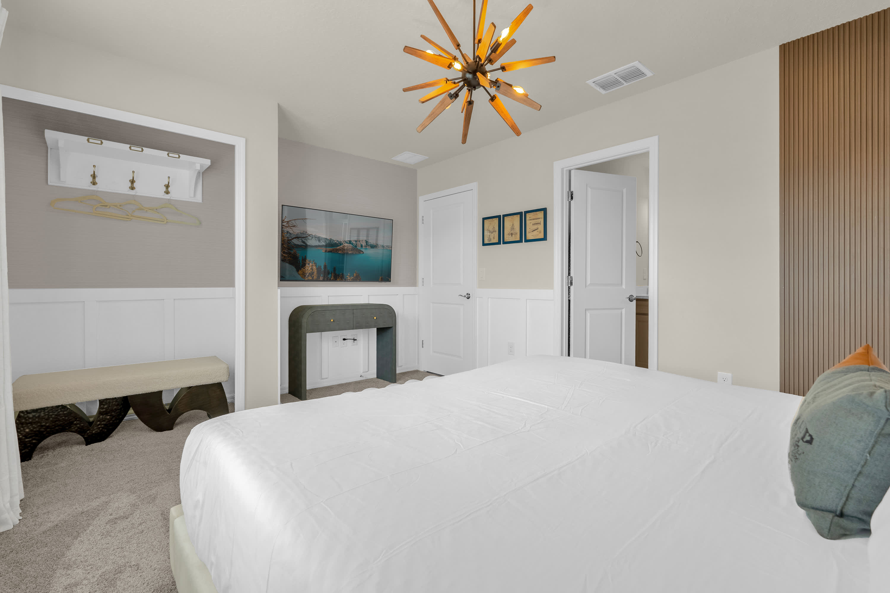 Large Spacious Suite with Smart TV and En-Suite Bathroom