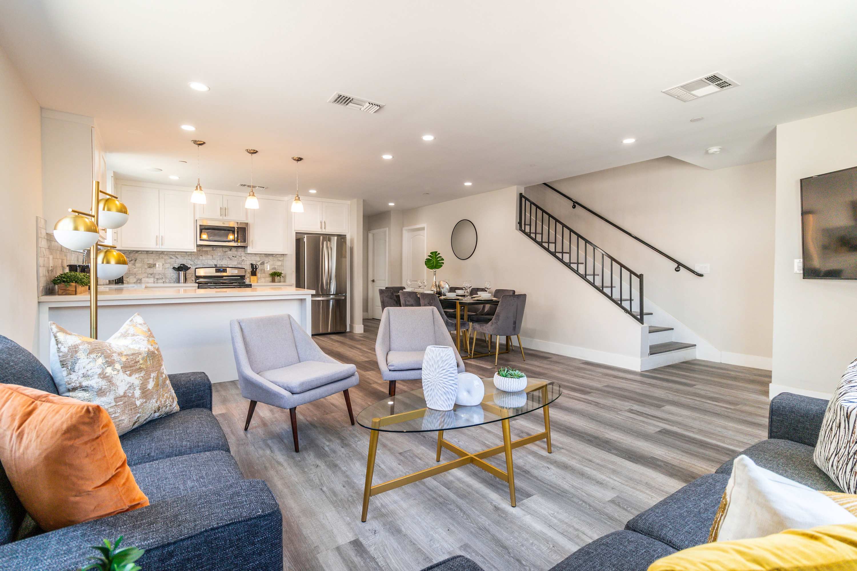 Modern Comforts And Full Kitchen - Chic La Escape - Burbank, CA