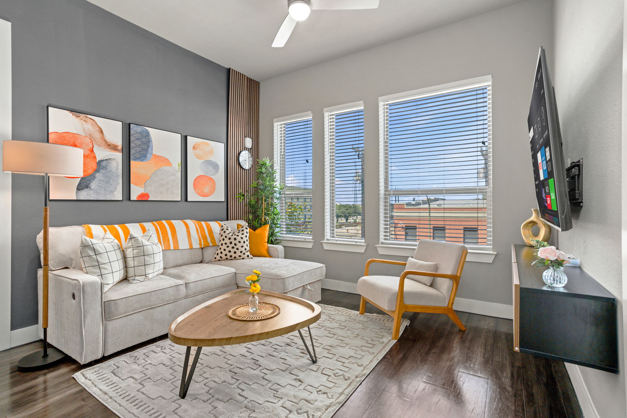 Luxe Flat w/ Pool & Free Parking•Walk to Riverwalk — San Antonio, TX — vacation rental