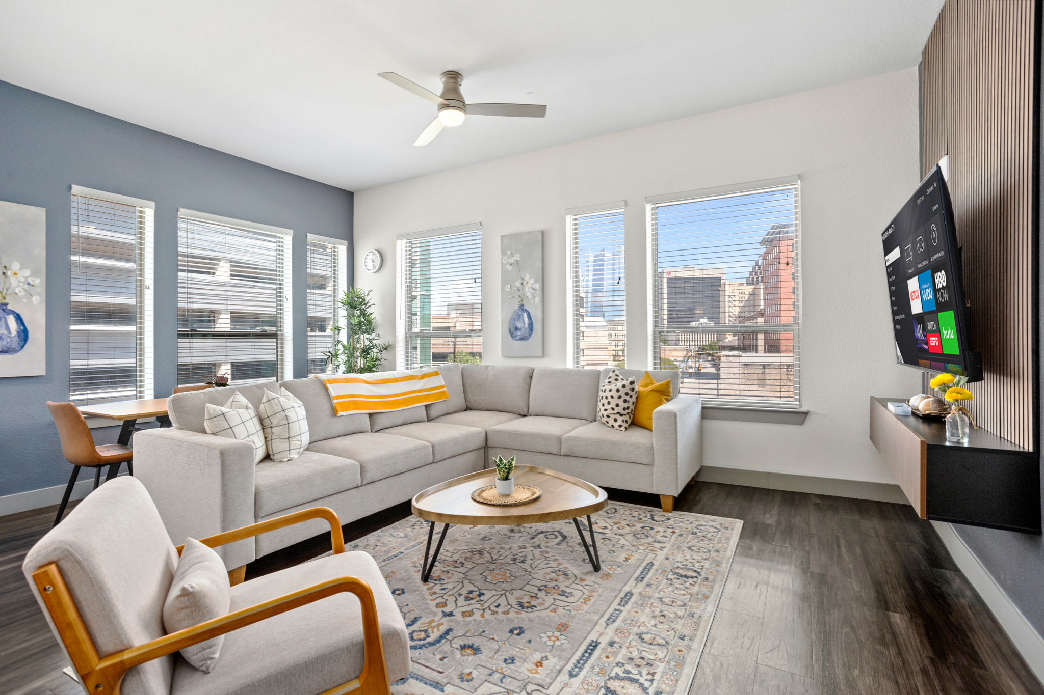 Luxe Flat w/ Pool & Free Parking•Walk to Riverwalk — San Antonio, TX — vacation rental