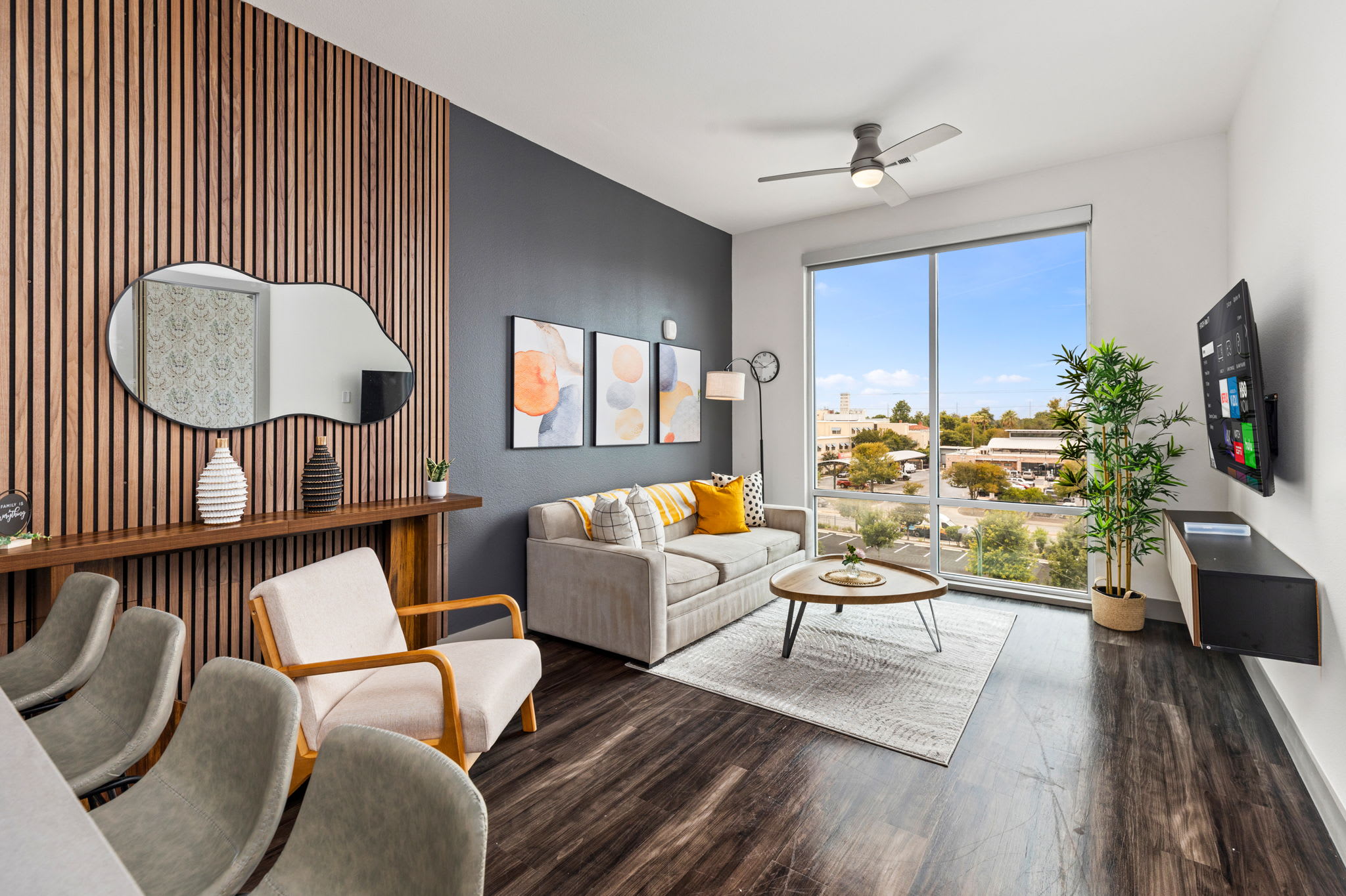 Luxe Flat w/ Pool & Free Parking•Walk to Riverwalk — San Antonio, TX — vacation rental