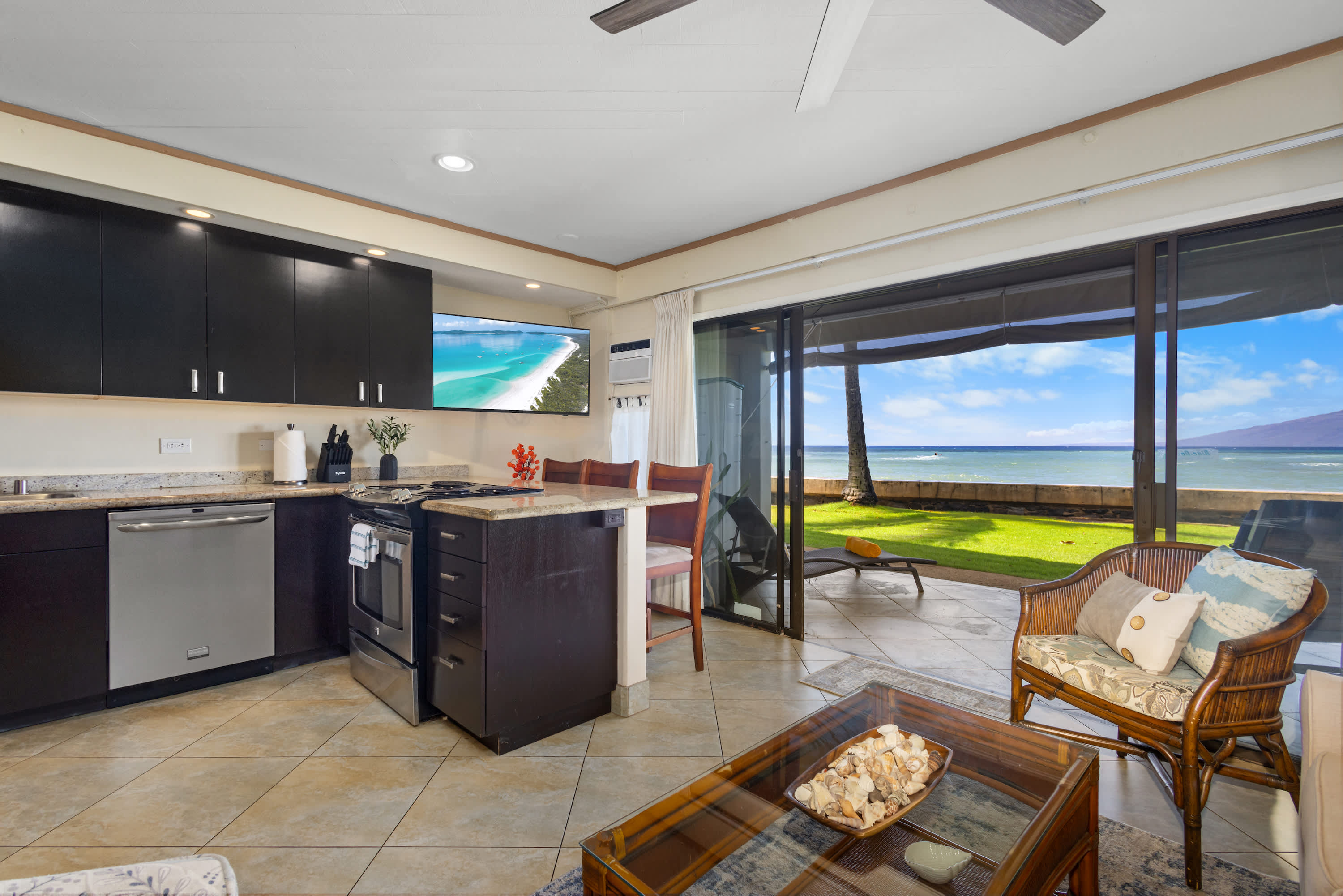Direct Oceanfront Beach Pohailani Studio — Lahaina, HI — vacation rental