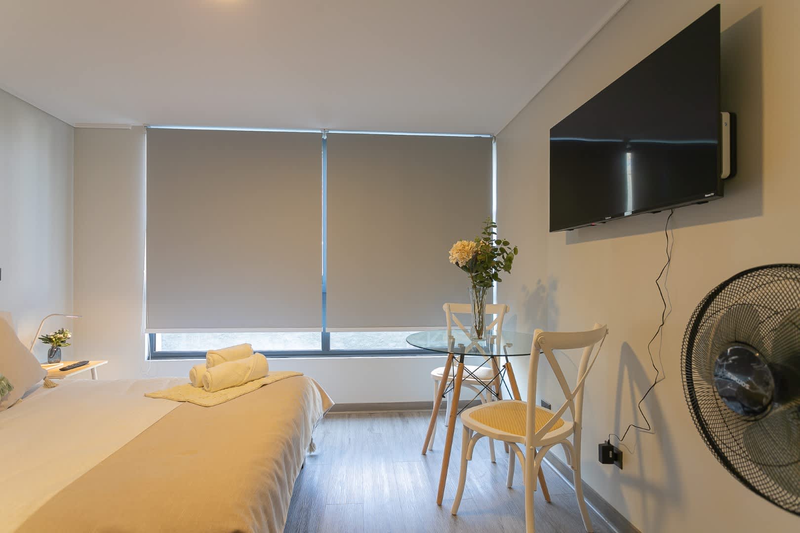 Experience comfort in this cozy studio with a comfy bed, dining space, and modern amenities. Perfect for a relaxing stay!