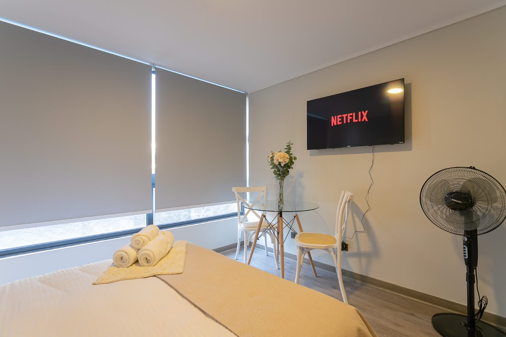 Relax in this cozy studio with Netflix, a comfy bed, and a charming dining area. Perfect for a relaxing getaway.