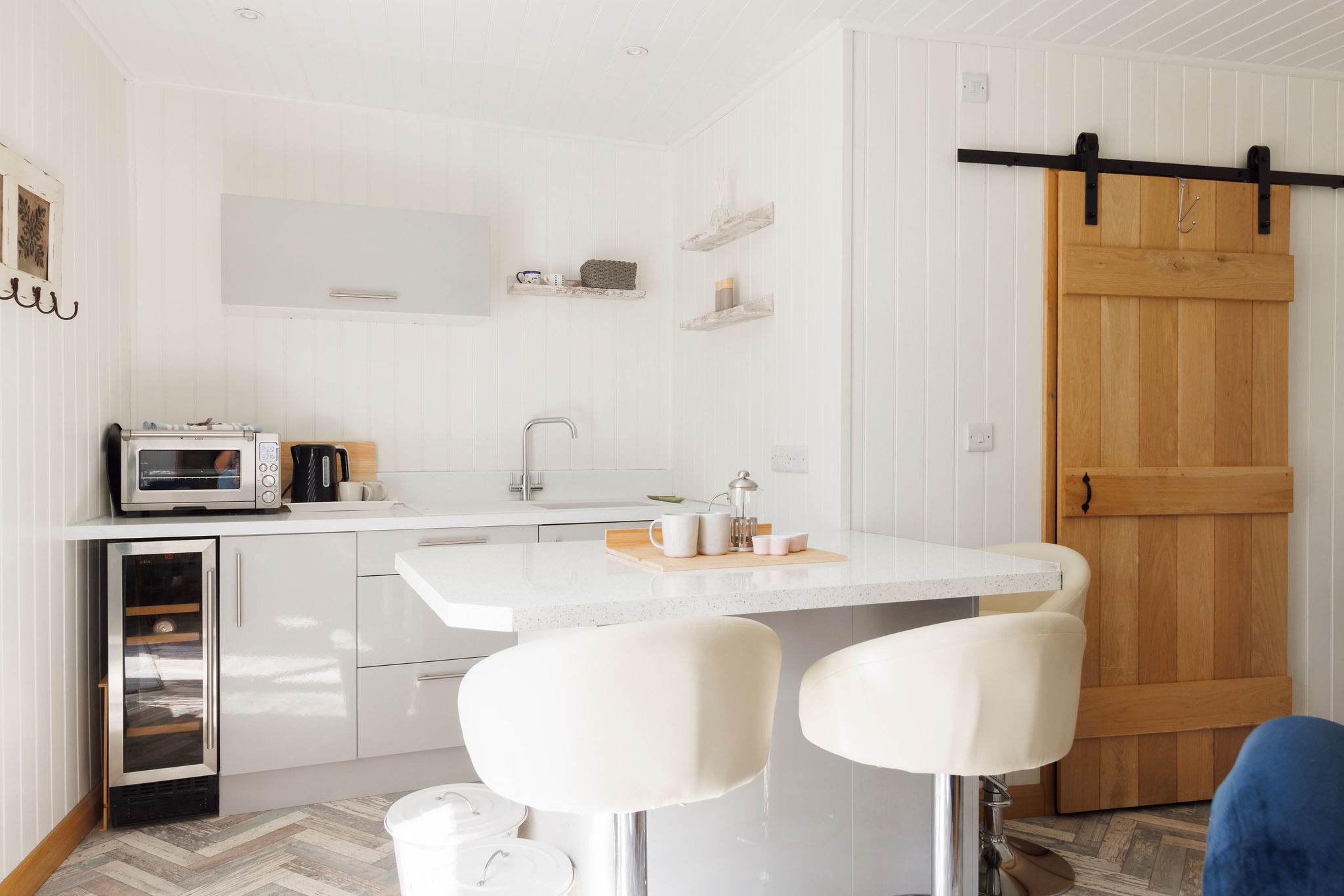 The kitchen is compact but well equipped to prepare meals or picnics, with all the modern appliances you need to make it a breeze.