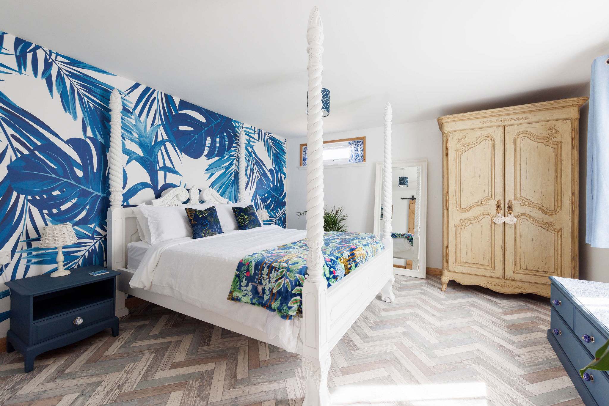 Welcome to our cosy and stylish one bedroom cabin in Birdham, West Sussex!