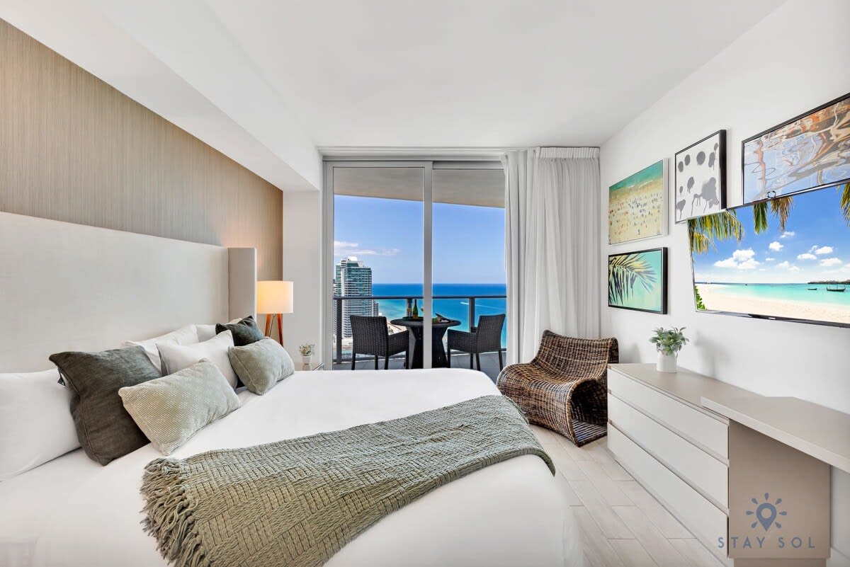 1BR Ocean‐View Retreat | Private Balcony & Amazing Pool