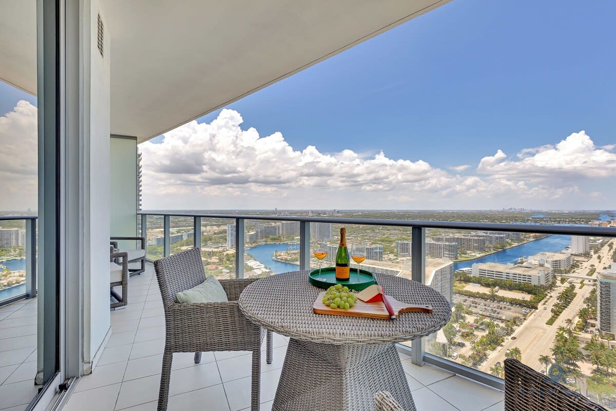 1BR Ocean View Balcony - Amazing Pool