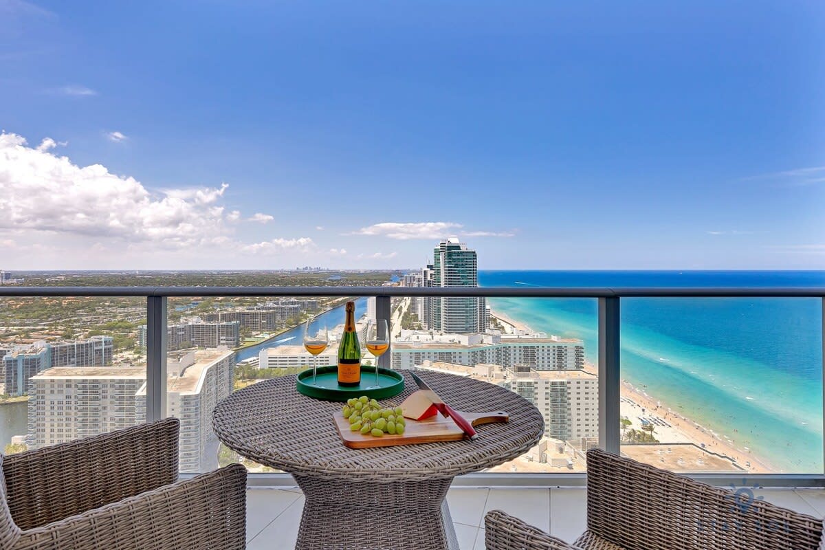 1BR Ocean‐View Retreat | Private Balcony & Amazing Pool